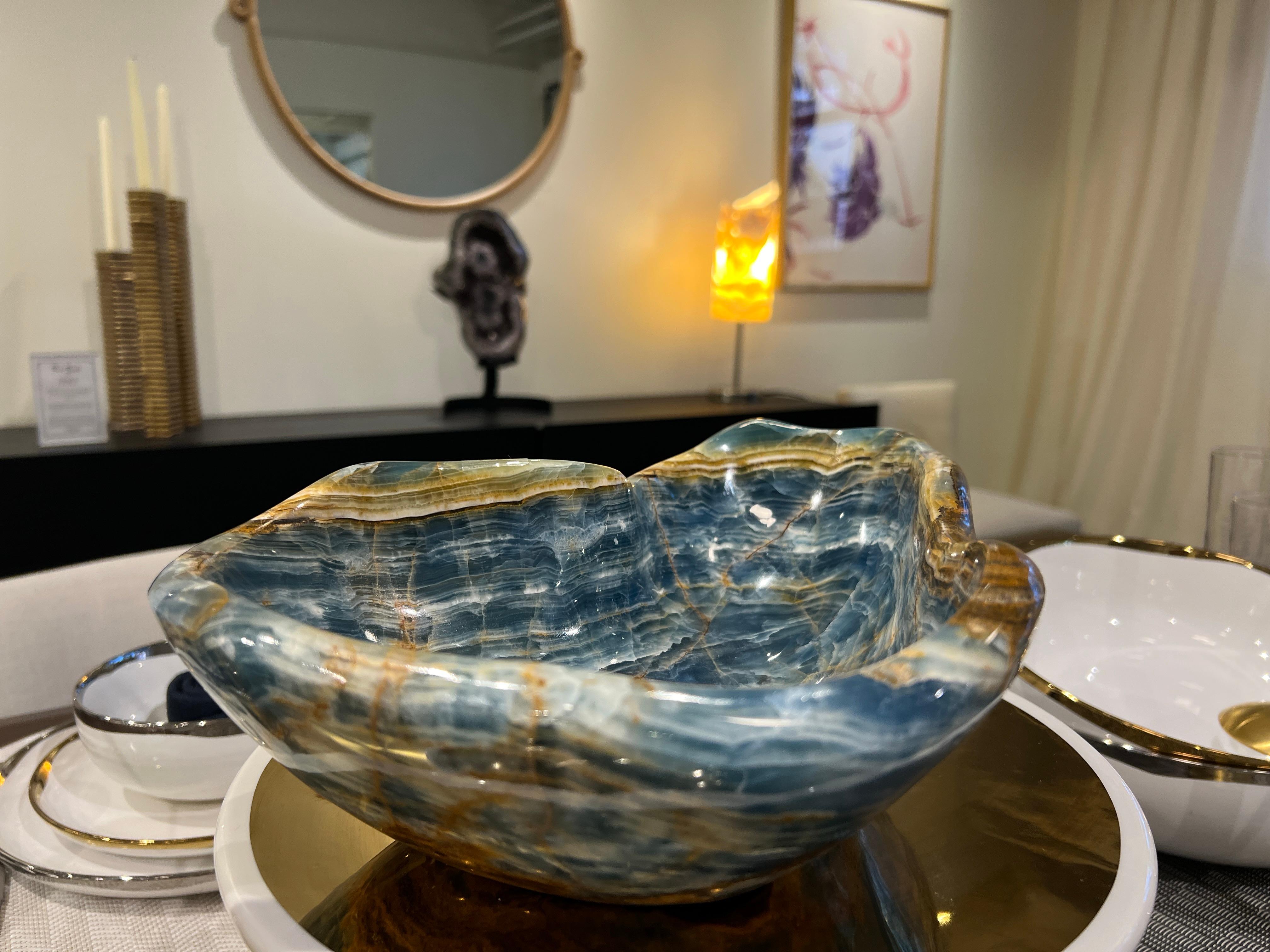 Este precioso cuenco de ónice azul procede de Argentina. Su color es de un raro Azul Profundo con vetas Marrones. Este cuenco decorativo añade un elemento de arte/diseño a cualquier espacio que ocupe. El cuenco incluye distintos tonos de azul,
