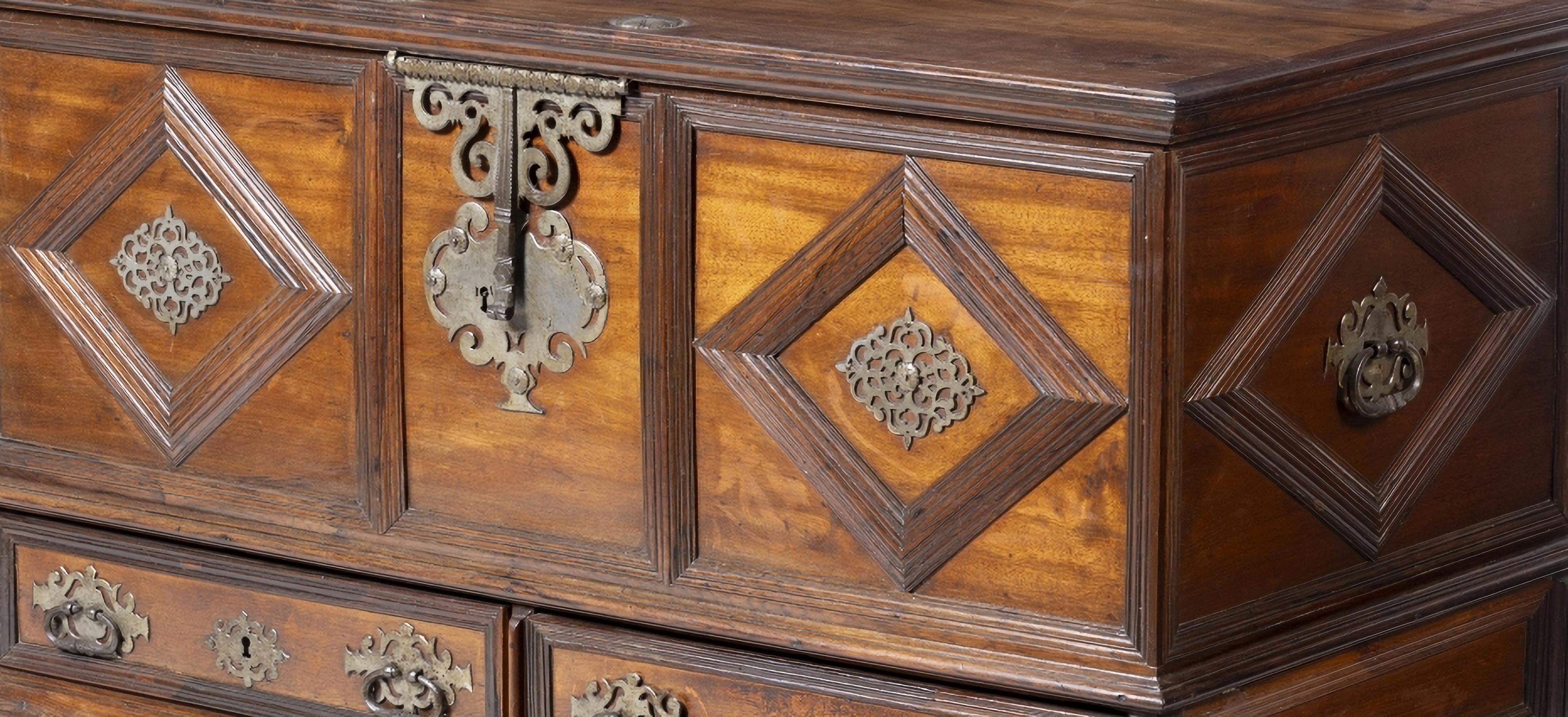 RARE ARK

Portugiesisch, 17. Jahrhundert
in Vignettenholz mit Rahmen aus Palisanderholz.
 Verzinnte Eisenbeschläge.
Gebrauchsspuren.
Abmessung: 86 x 142 x 73 cm
gute Bedingungen