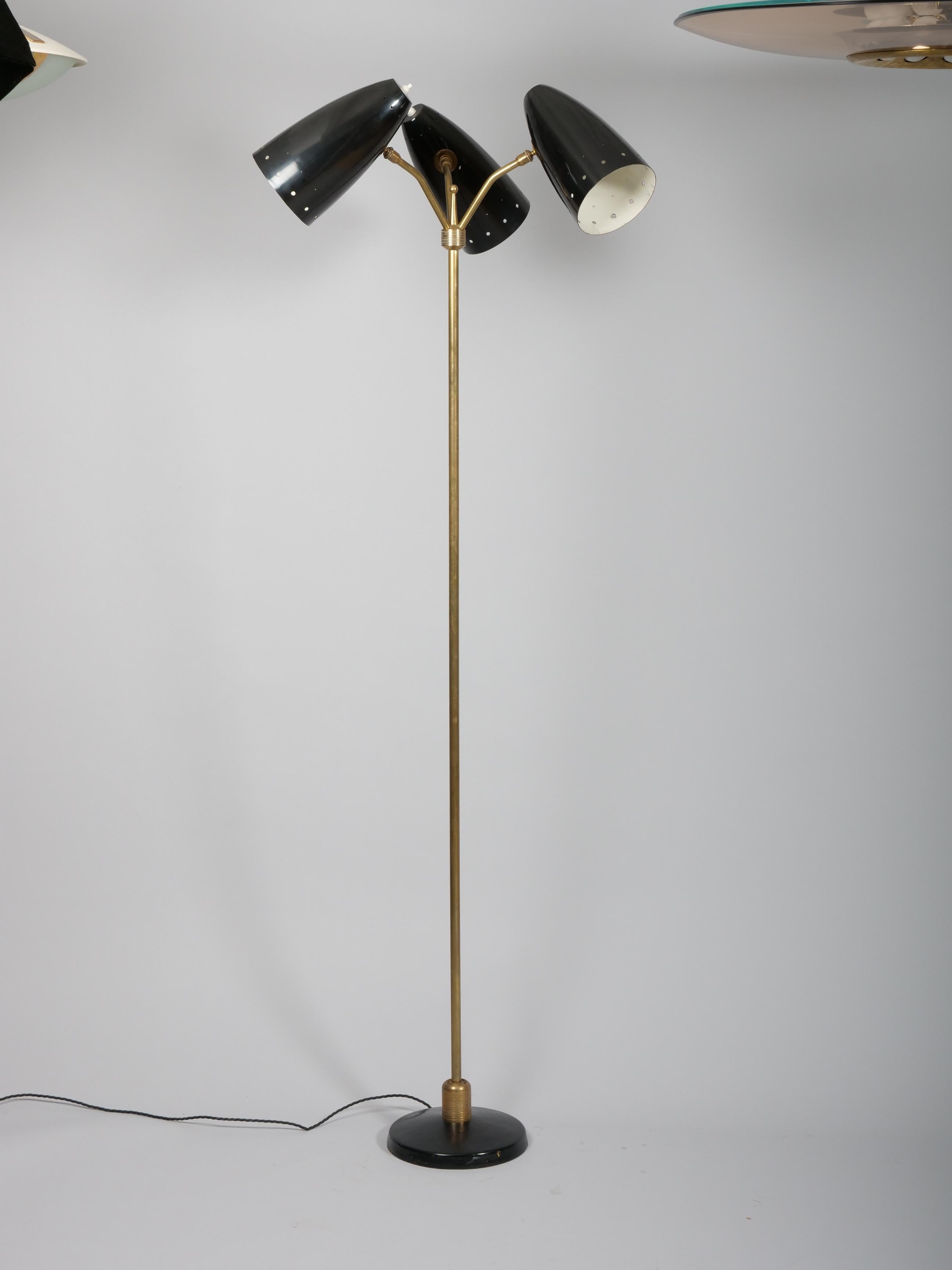 Mid-Century Modern Rare lampadaire articulé Arlus à trois abat-jour. France c1950 en vente
