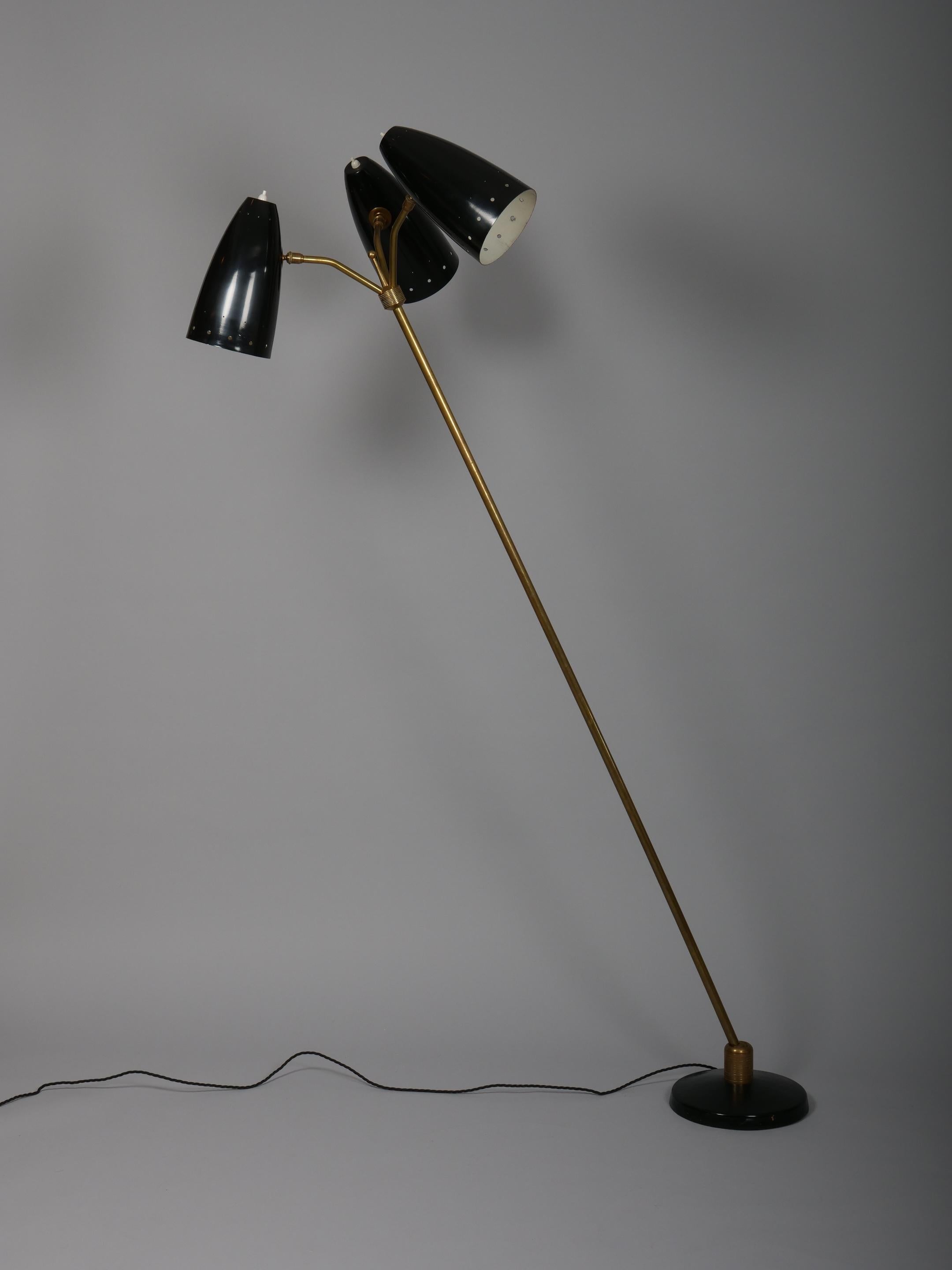 Milieu du XXe siècle Rare lampadaire articulé Arlus à trois abat-jour. France c1950 en vente