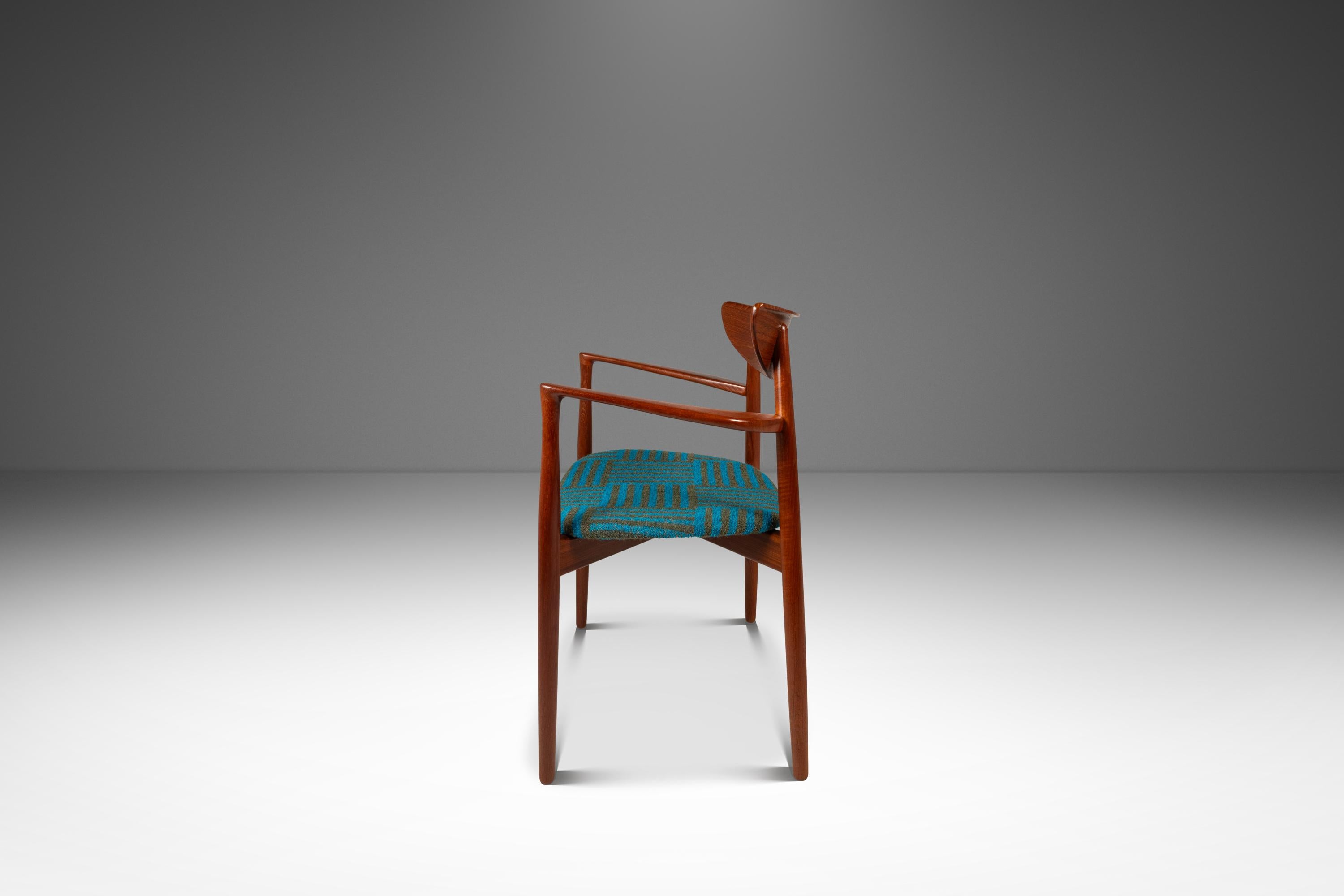 Metà XX secolo Rara sedia da tavolo e da braccio, Harry Østergaard, Randers Møbelfabrik, Danimarca, anni '60 circa in vendita