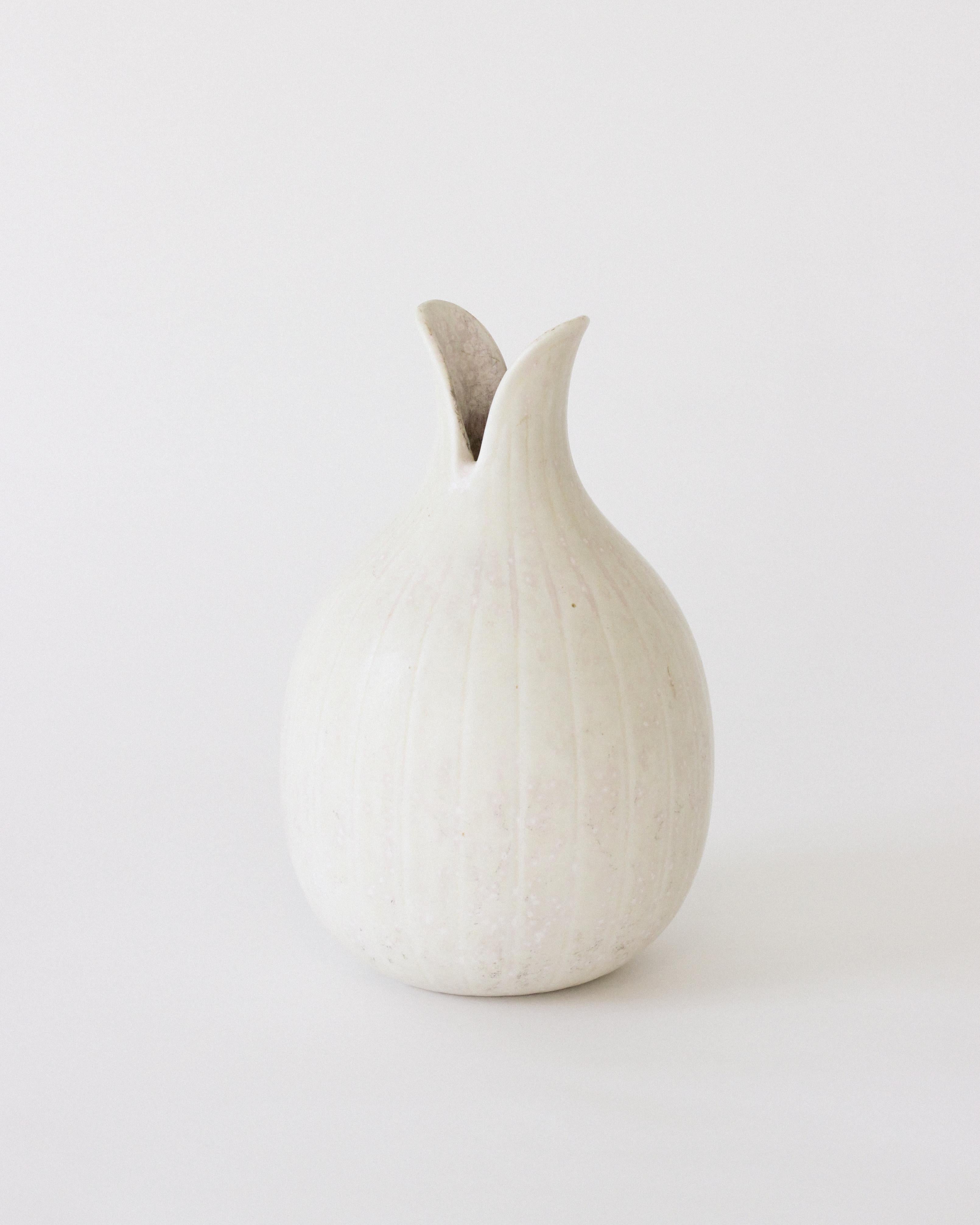 Eine außergewöhnliche Vase des schwedischen Keramikers Gunnar Nylund für Rörstrand 

Schweden, 1950er Jahre 

Seltenes Exemplar mit Eierschalenglasur, bezeichnet 