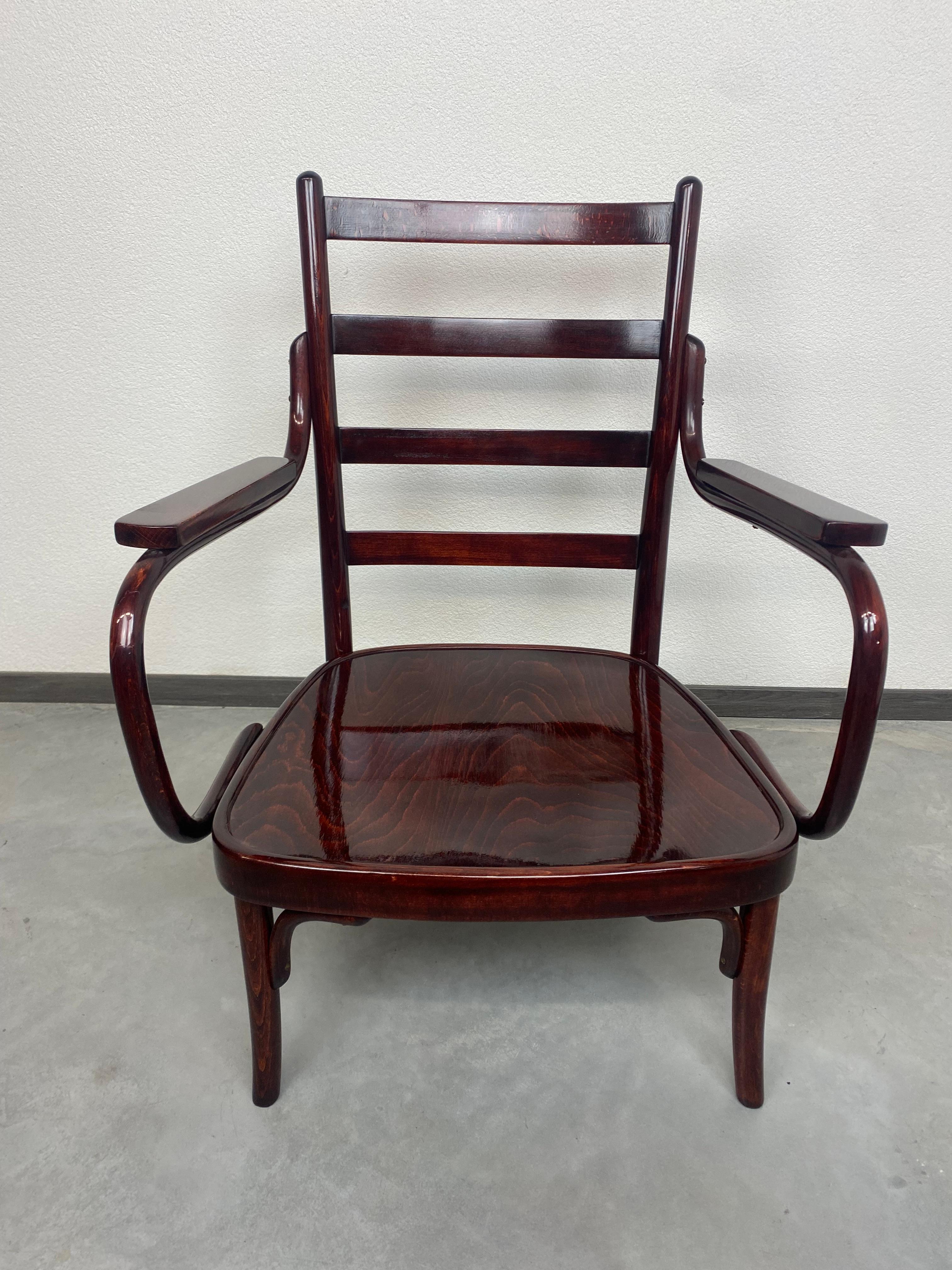 Rare fauteuil A 403/F par Adolf Schneck pour Thonet professionnellement teinté et repoli.