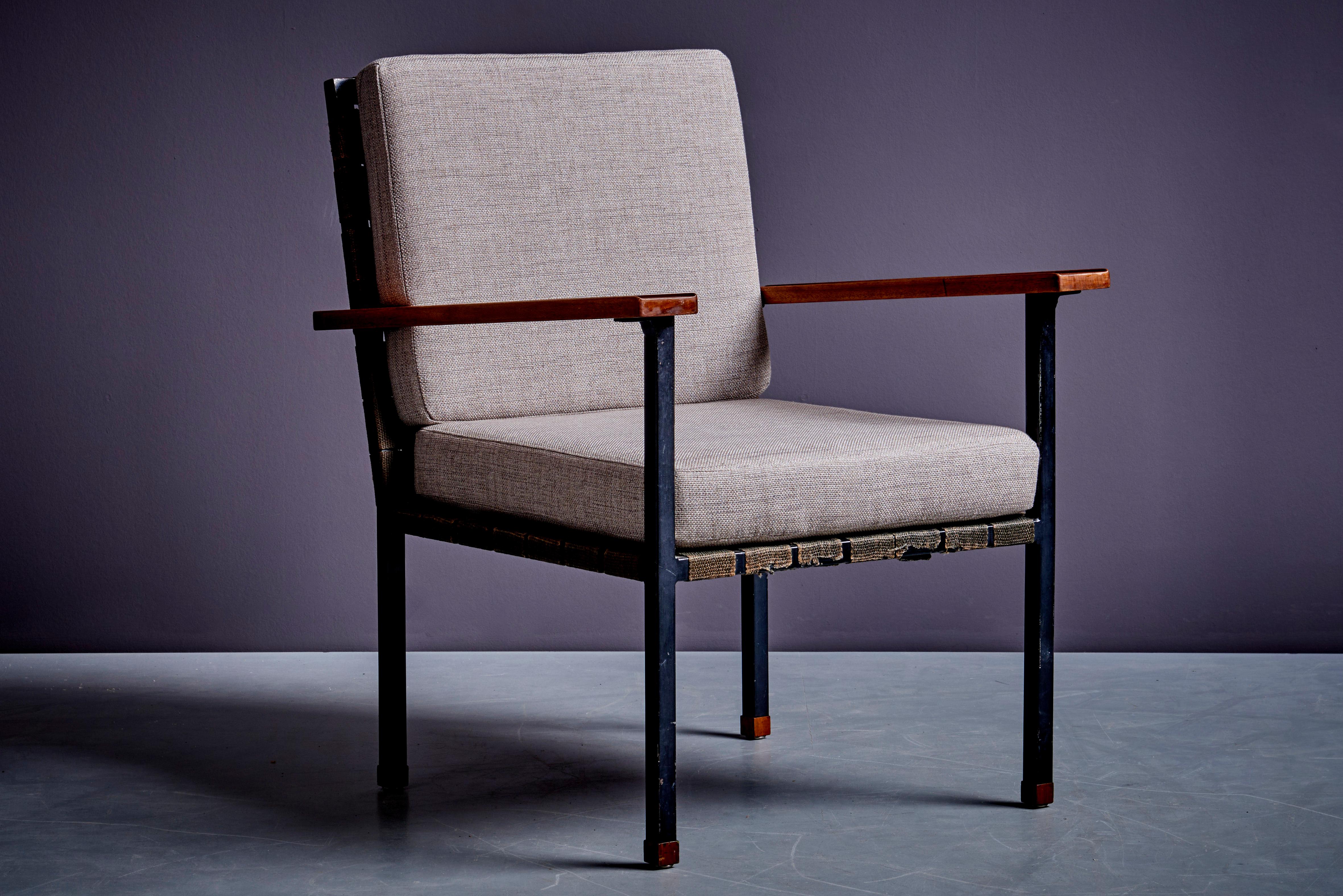 Ce fauteuil du milieu du siècle, de Carl Auböck, fabriqué à Vienne vers 1955, présente un design épuré et minimaliste. Fabriqué à partir de tubes de fer rectangulaires avec une finition laquée noire, il équilibre les éléments industriels avec la