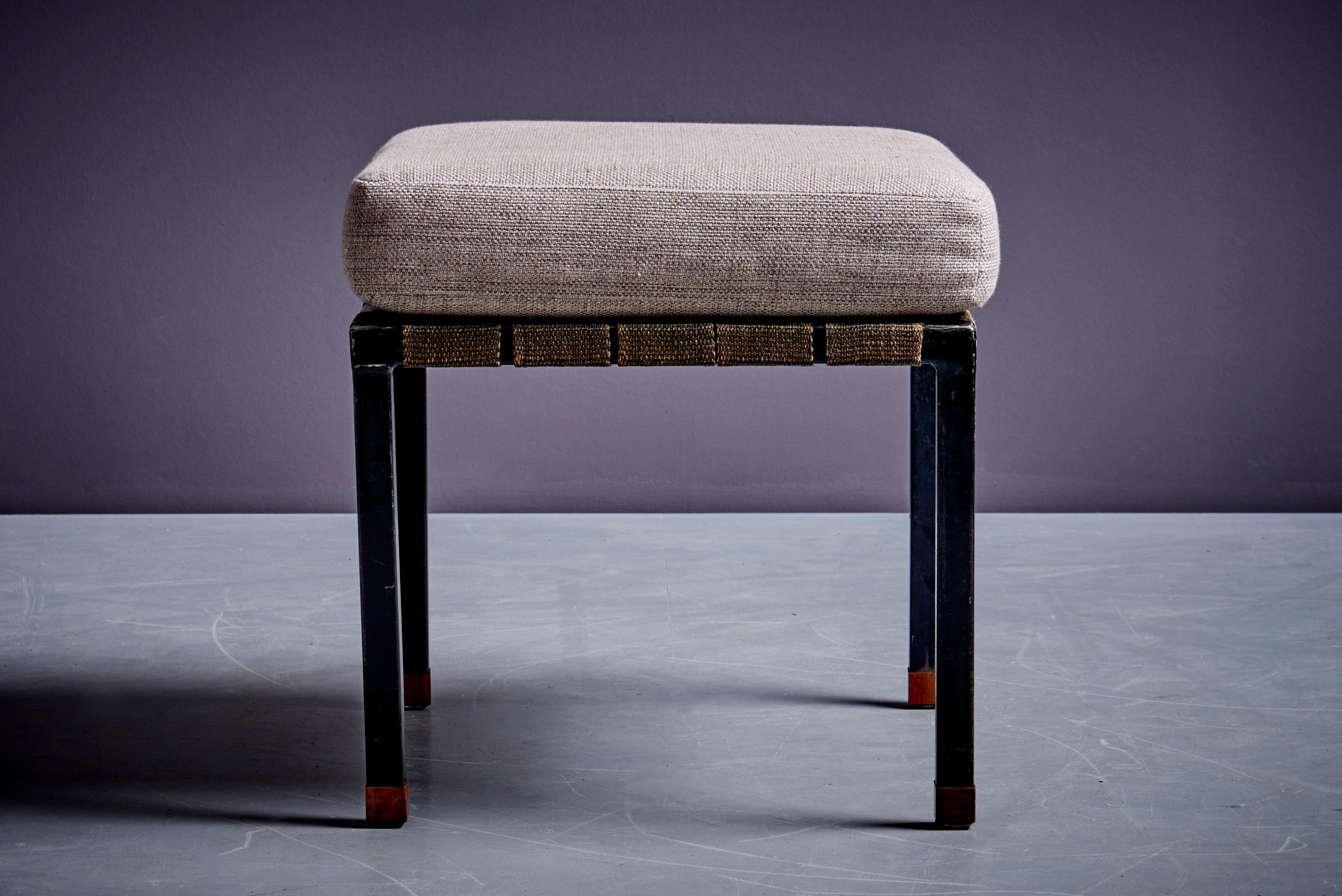 Mid-Century Modern Rare Fauteuil et ottoman avec accoudoirs en noyer, par Carl Auböck en vente