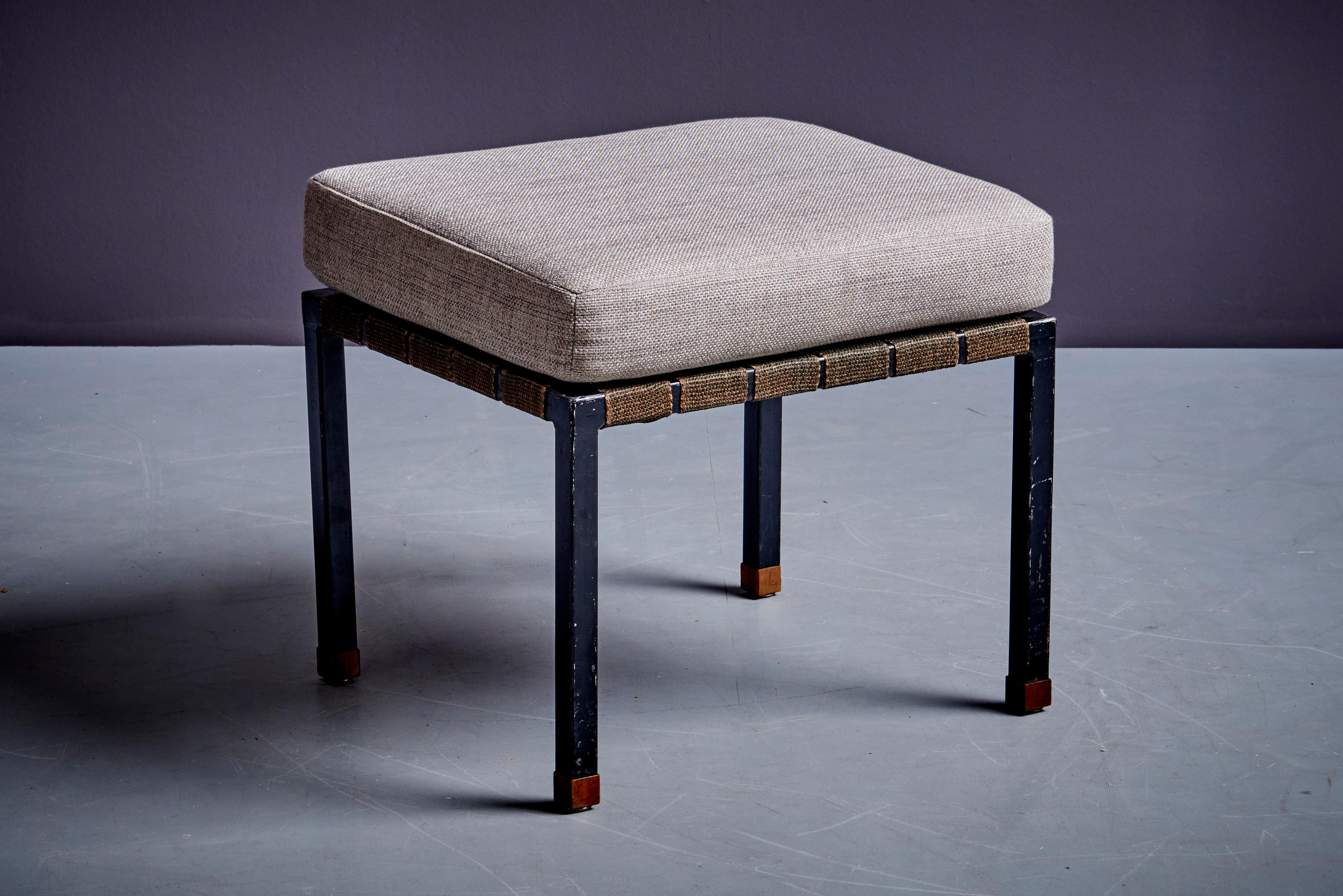 Autrichien Rare Fauteuil et ottoman avec accoudoirs en noyer, par Carl Auböck en vente