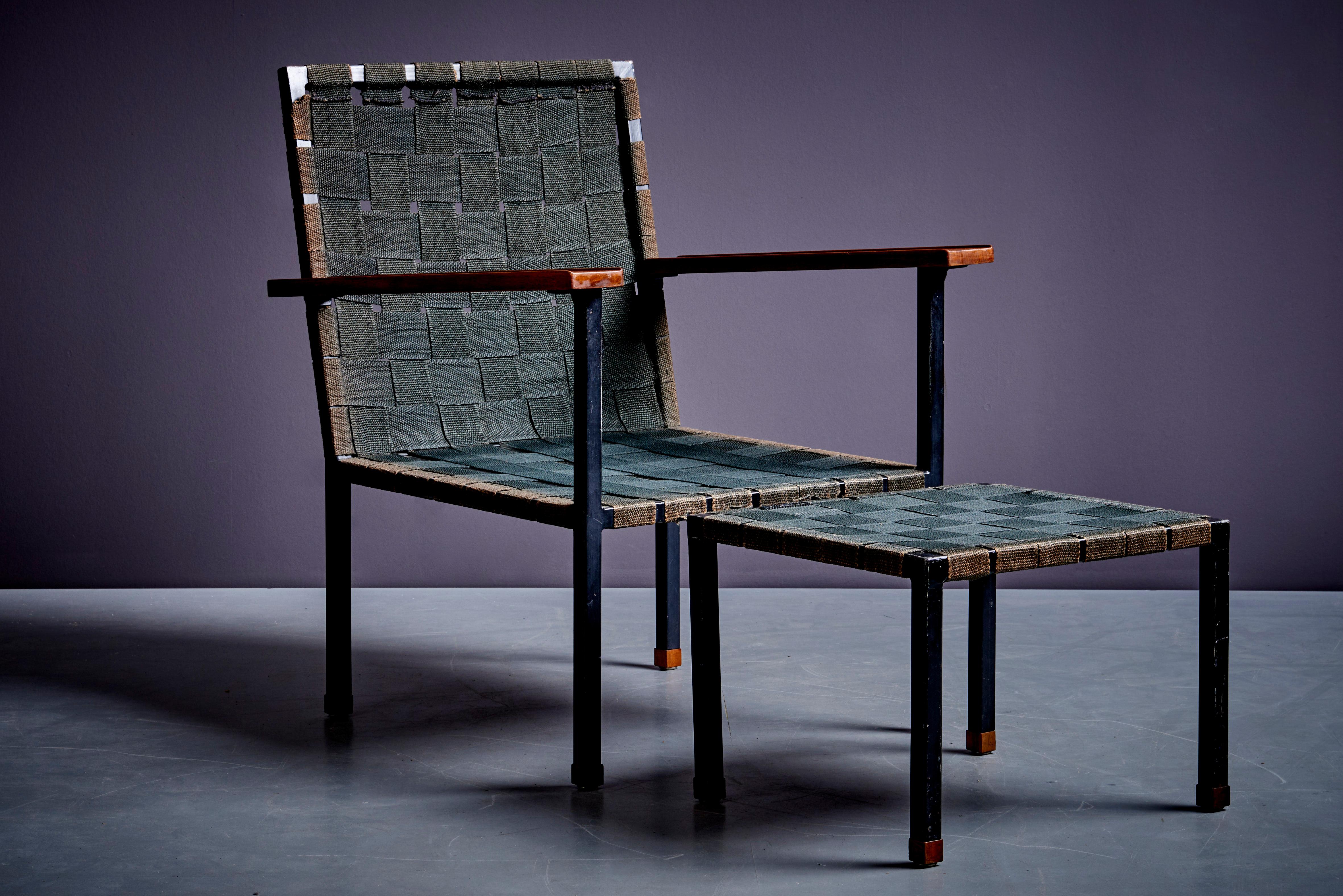 Rare Fauteuil et ottoman avec accoudoirs en noyer, par Carl Auböck Bon état - En vente à Berlin, DE