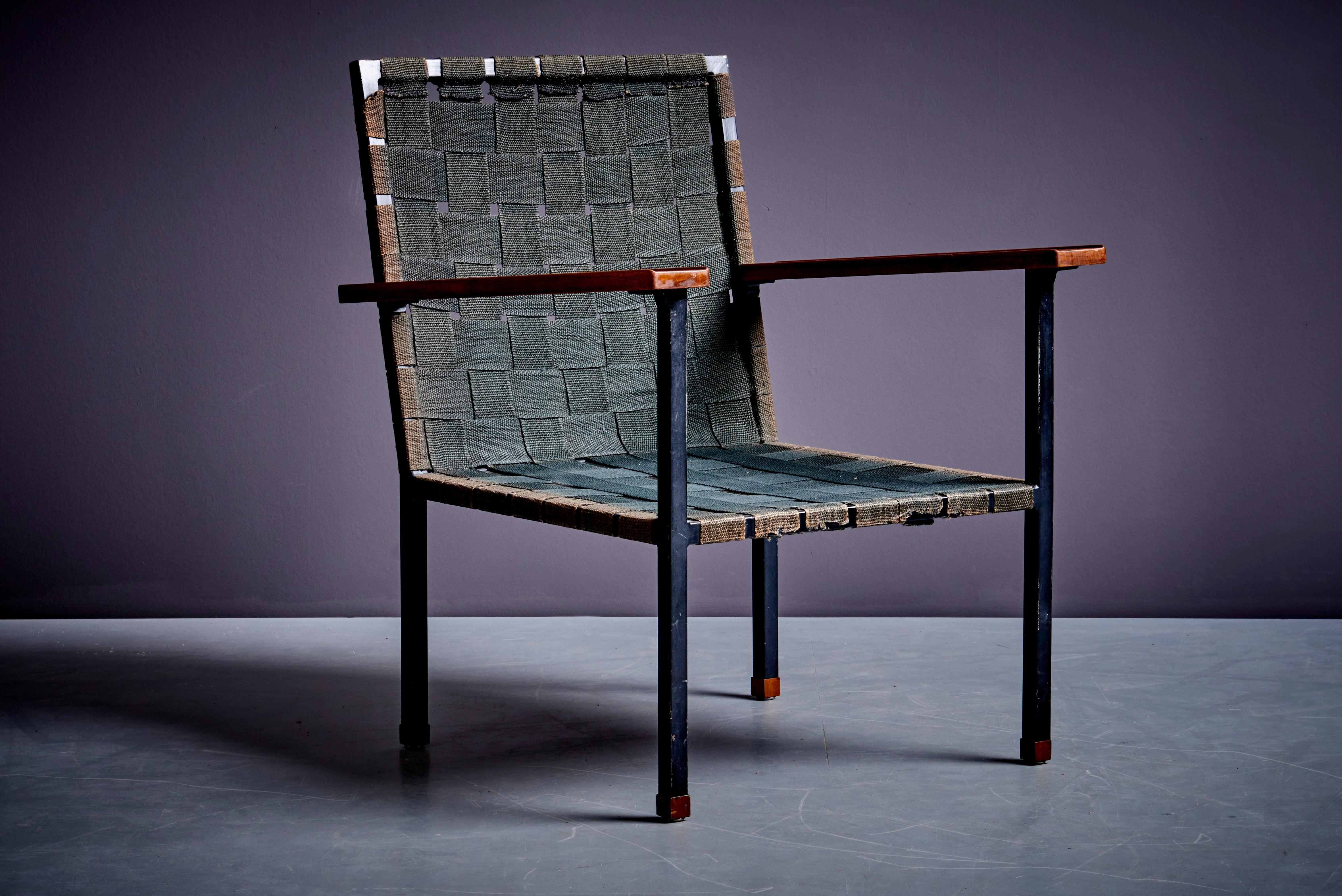 20ième siècle Rare Fauteuil et ottoman avec accoudoirs en noyer, par Carl Auböck en vente