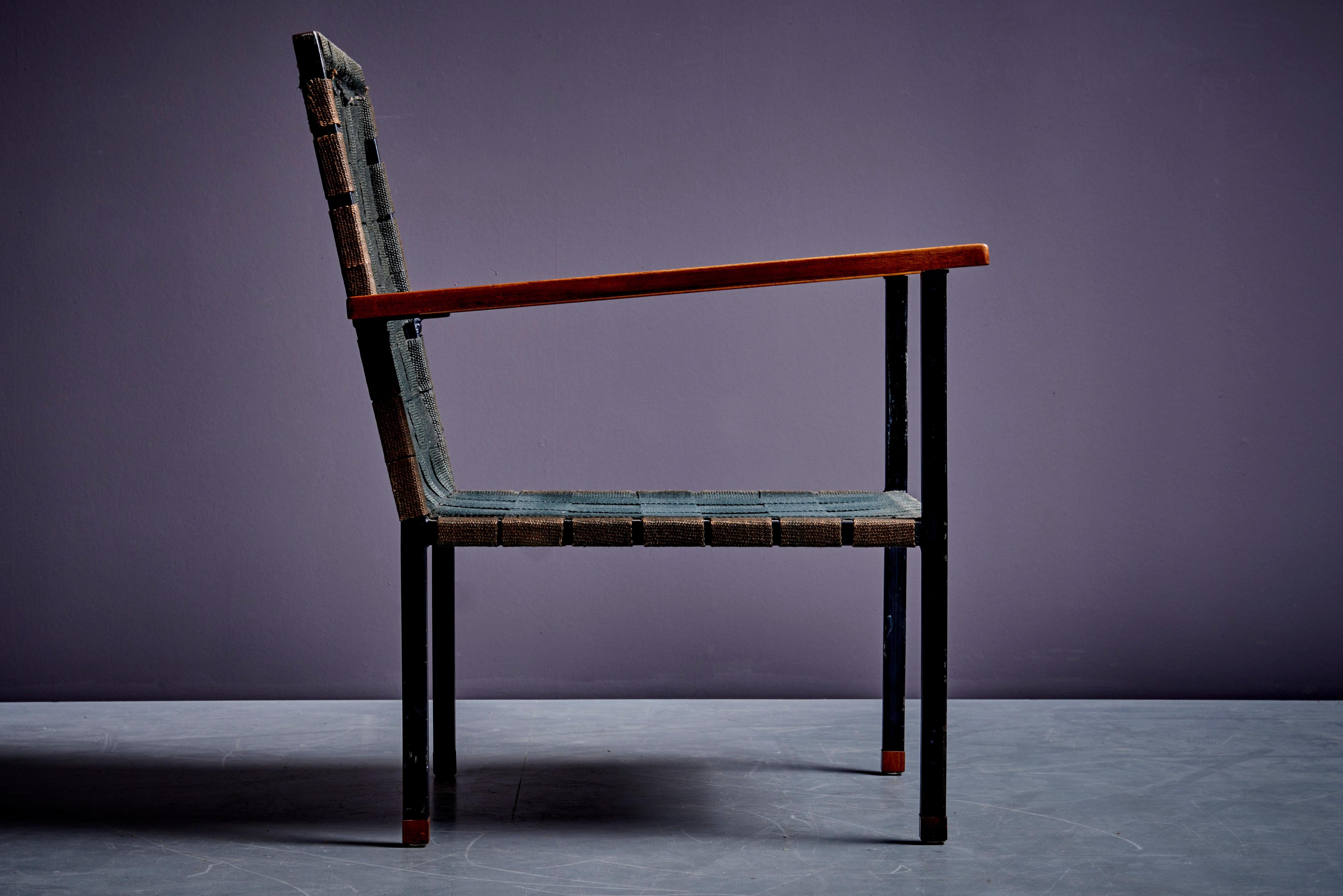 Fer Rare Fauteuil et ottoman avec accoudoirs en noyer, par Carl Auböck en vente