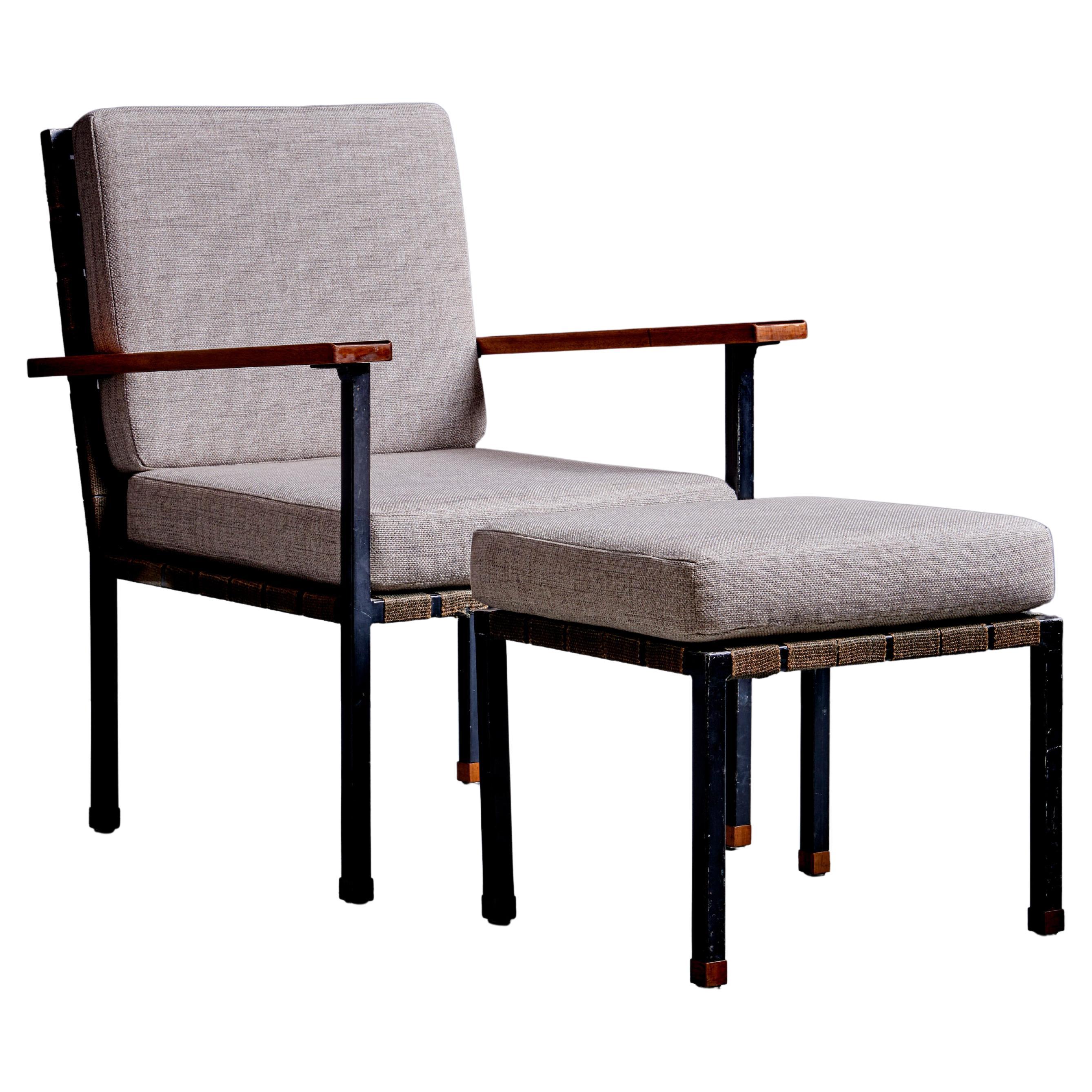 Rare Fauteuil et ottoman avec accoudoirs en noyer, par Carl Auböck en vente