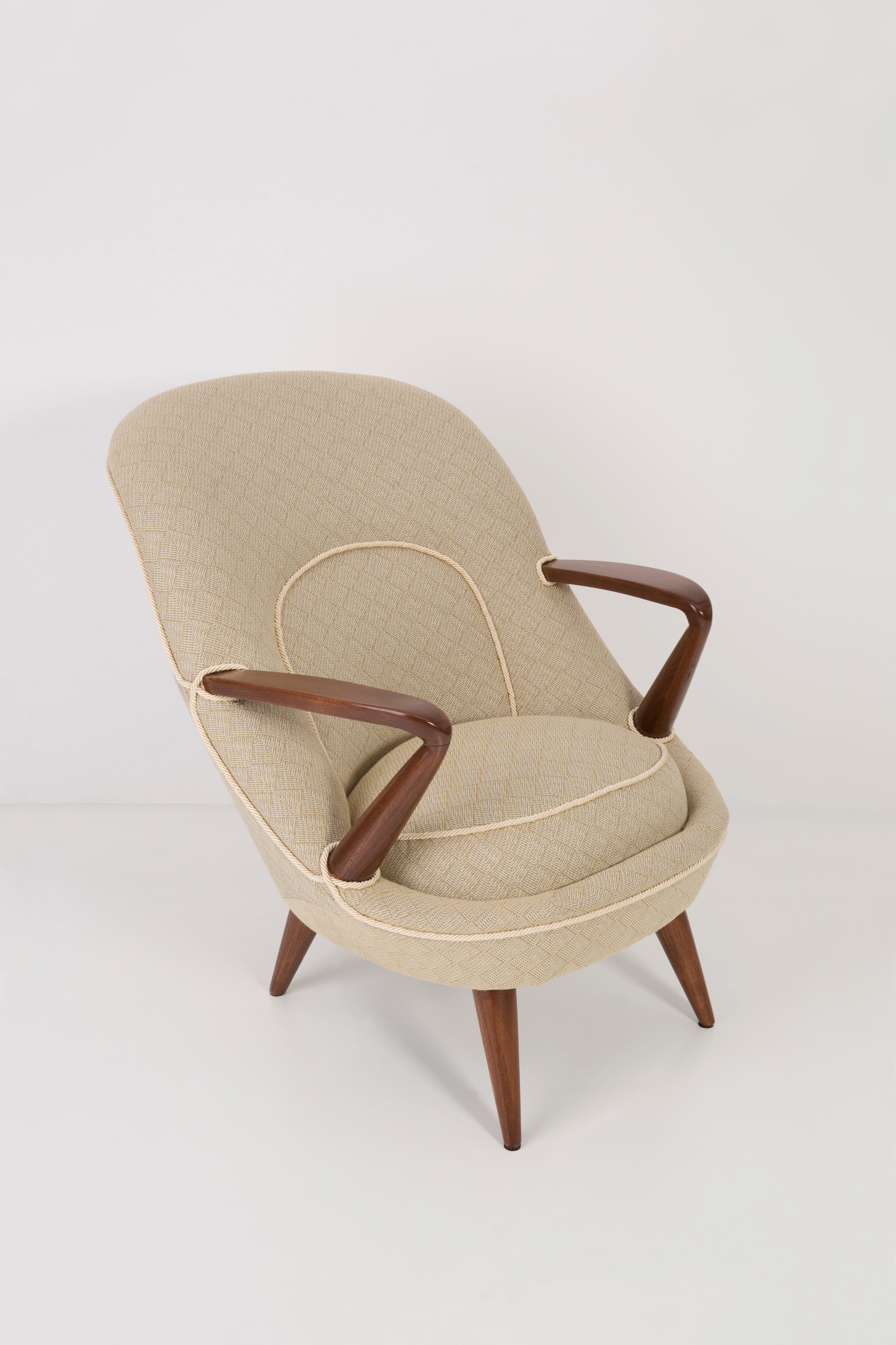 Äußerst seltener Sessel des Modells 345, der Mitte der 1950er Jahre von zwei Studenten der Innenarchitektur, Janina Jedrachowicz und Konrad Racinowski, entworfen und kurzzeitig von Poznanskie Zaklady Meblowe produziert wurde.
Die Struktur der