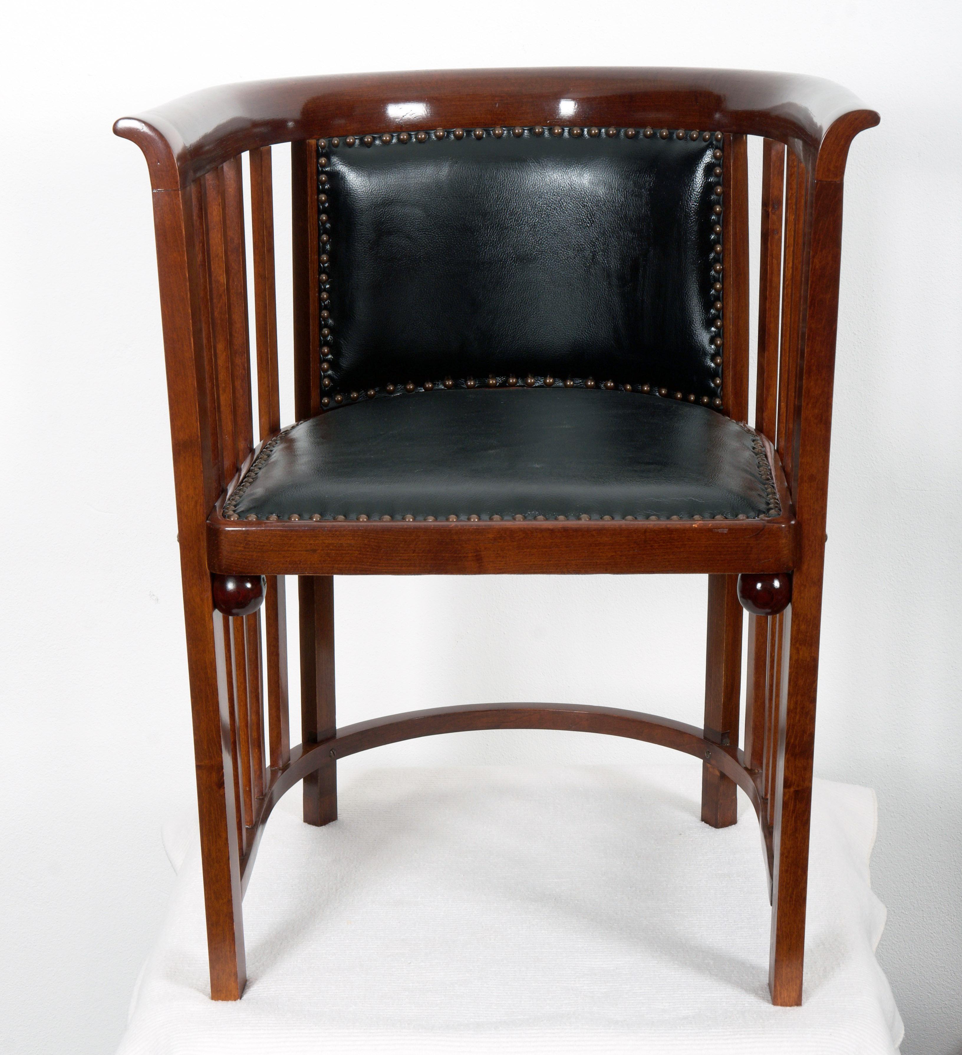 Gestell aus Bugholz, Polsterung aus Leder. Entworfen um 1900-1910 von Josef Hoffmann für das Cabaret Fledermaus in Wien. Hergestellt von Thonet.
Die Lieferzeit beträgt etwa 4-6 Wochen. Bis zu sechs verfügbar. Preis pro Stuhl.