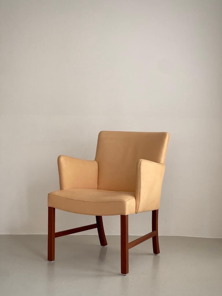 Este sillón moderno danés de Jacob Kjaer, un venerado maestro ebanista y pionero modernista, encarna la esencia de la sofisticación del diseño de mediados de siglo. Fabricado en 1960 en Copenhague, es un testimonio de la visión innovadora y la