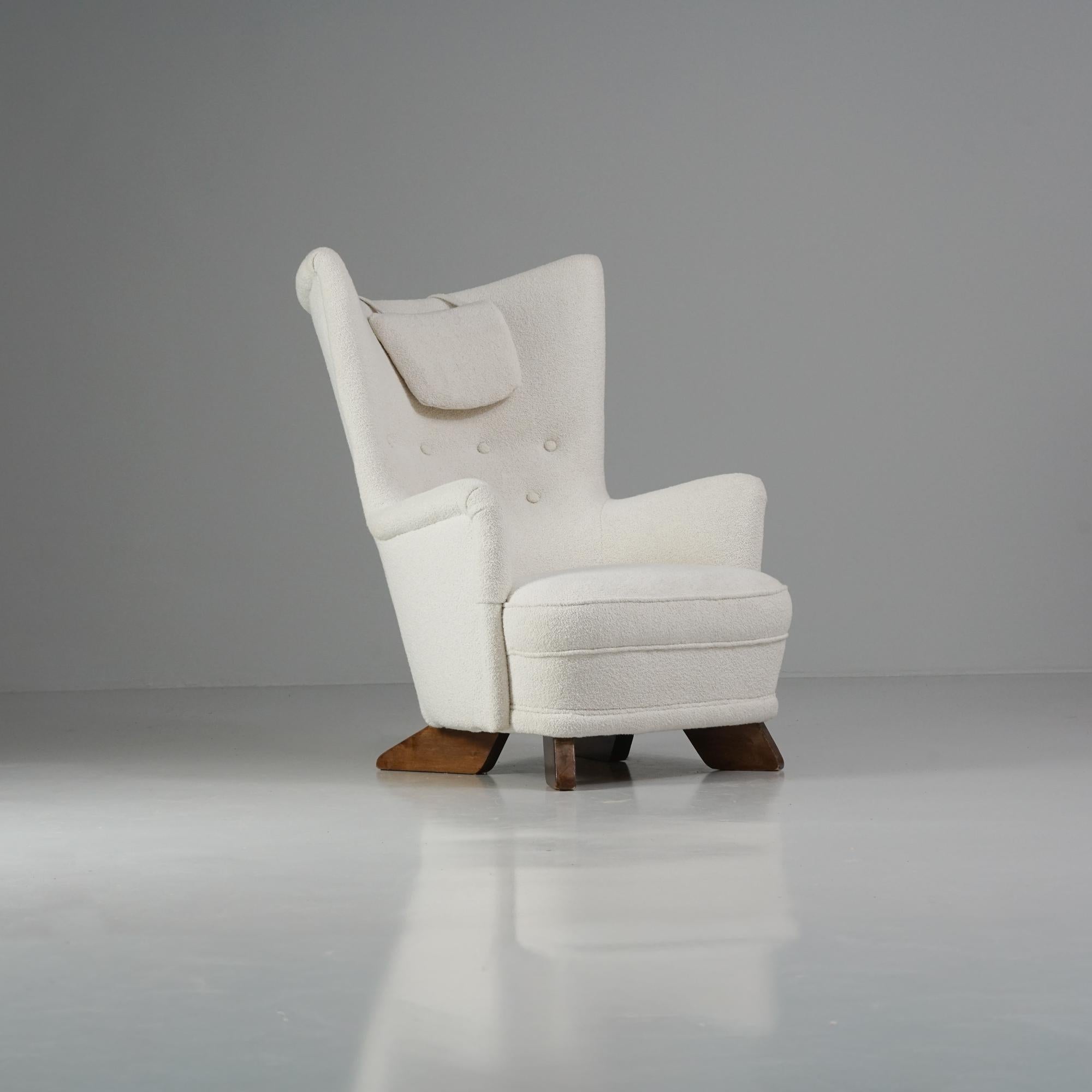 Sillón, diseño Carl-Gustaf Hiort af Ornäs, fabricado por Hiort Tuote Puunveisto, década de 1940. Patas de abedul teñido, retapizadas con tela de calidad modelo Orsetto de Lauritzons. Buen estado vintage, pátina acorde con la edad y el uso.