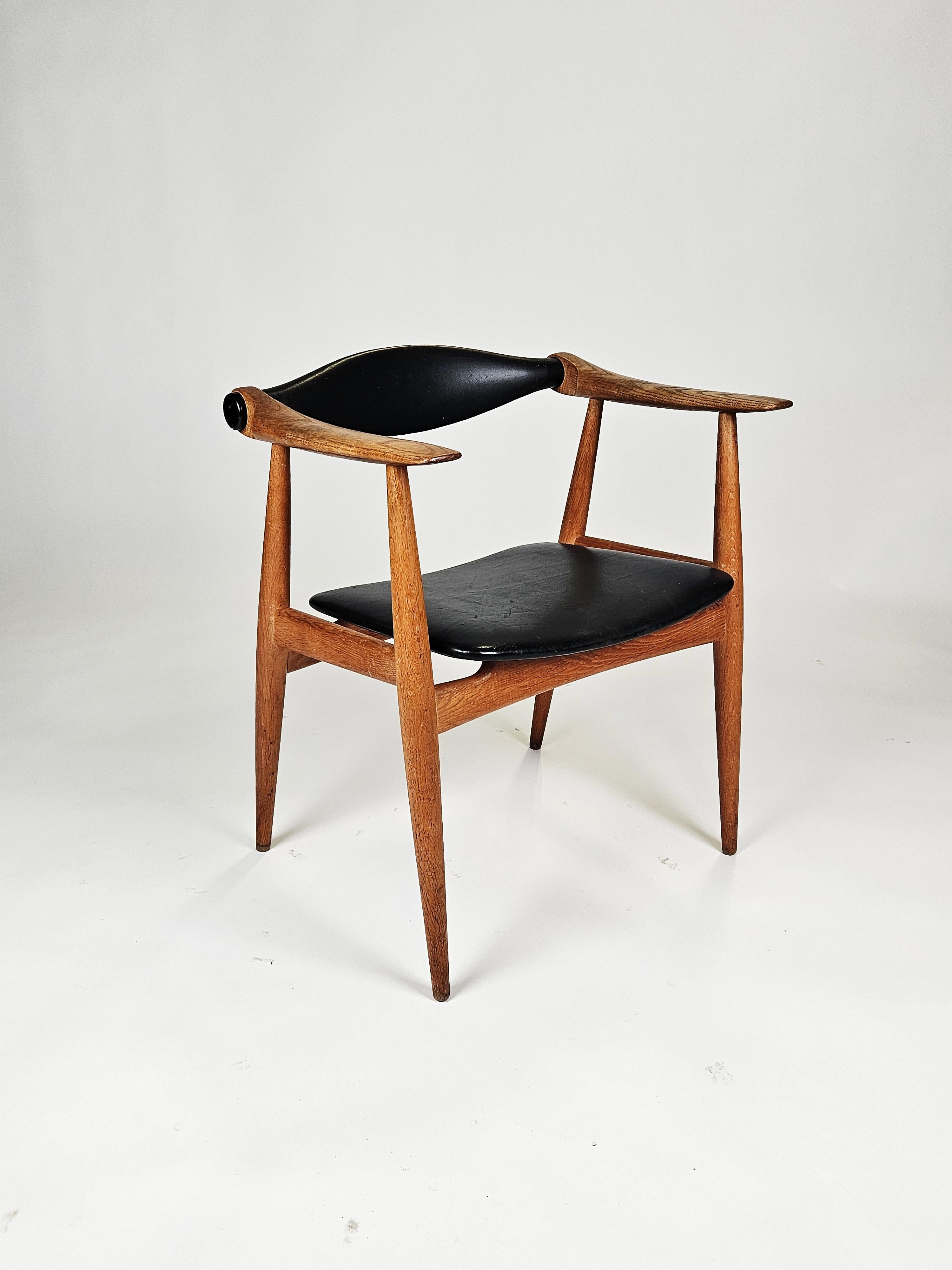 Rare fauteuil en chêne et cuir modèle 'CH-34' conçu par Hans J. Wegner et produit par Carl Hansen & Son, Danemark, années 1960. 

Fabriqué en chêne massif avec des pieds effilés. Sellerie d'origine en cuir noir. Belle patine d'origine.

Marque du
