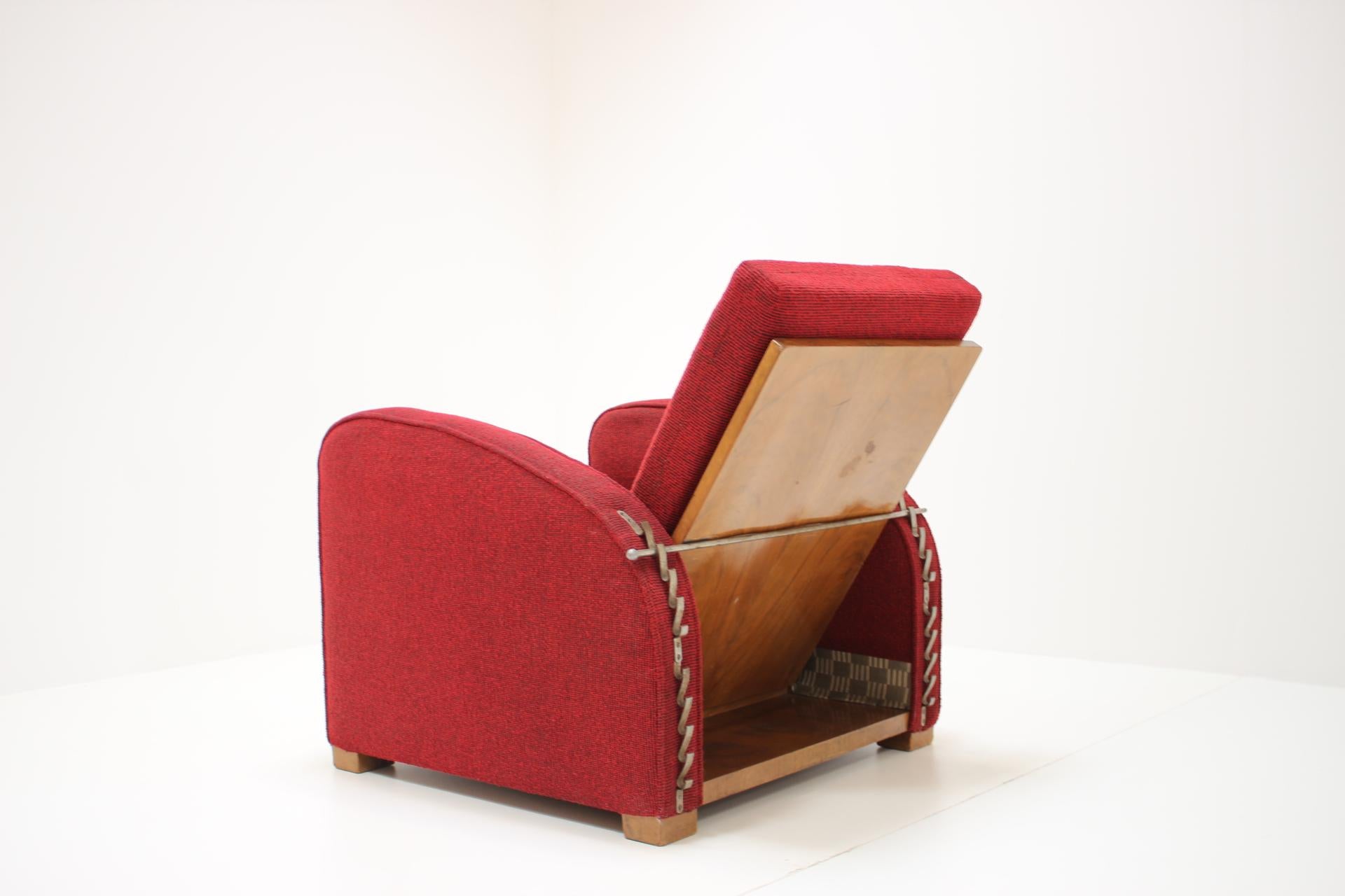 Seltener Sessel entworfen von Jindřich Halabala, Modell H-282, Tschechoslowakei (Stoff) im Angebot
