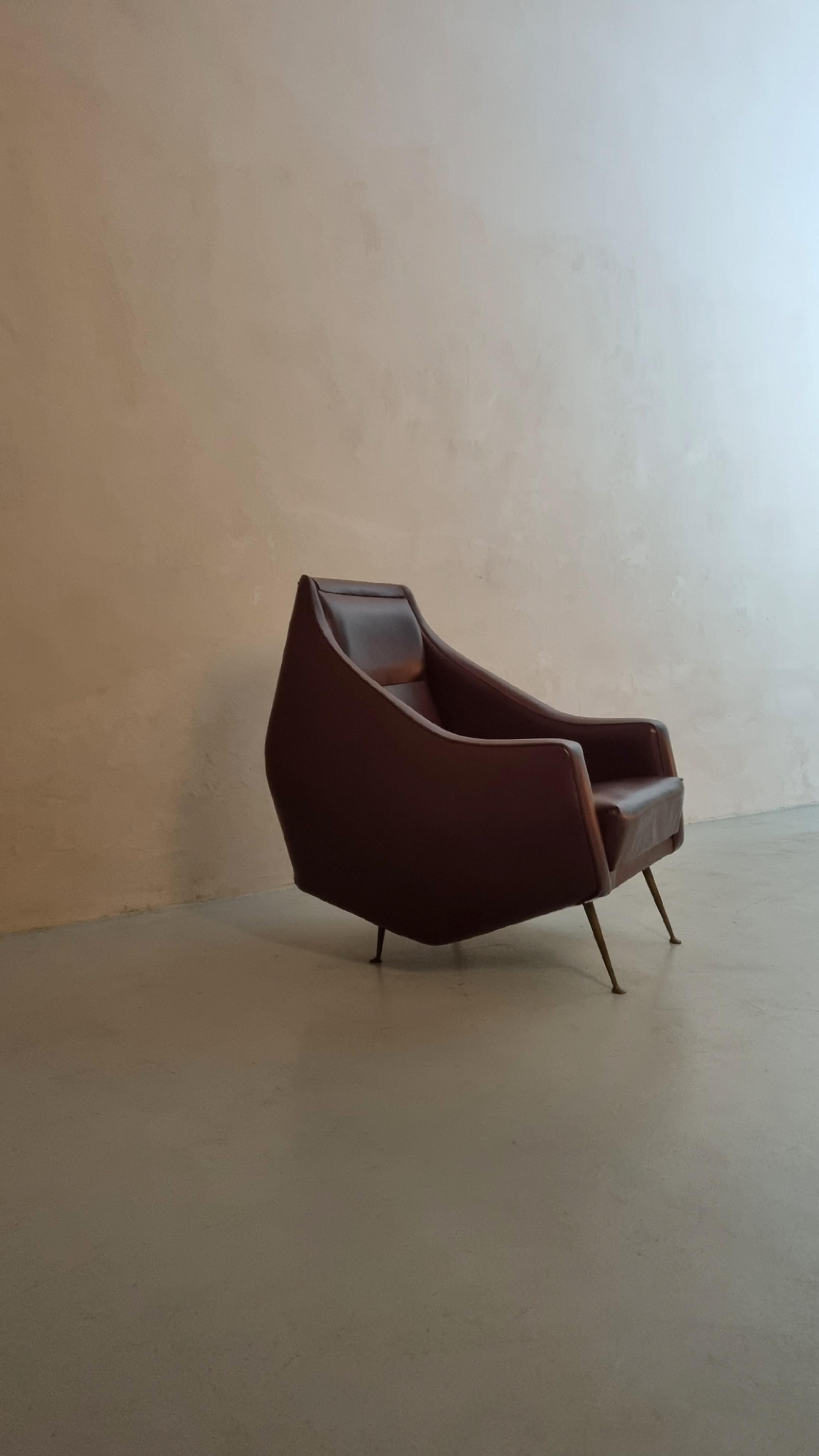 Rare fauteuil conçu par Guglielmo Veronesi pour Lenzi en 1954.
Cadre en bois de peuplier moulé, revêtement en skaï, caoutchouc mousse Pirelli, sangles,
ressorts en métal, pieds en laiton moulé sous pression.
Bon état, revêtement d'origine, signes du