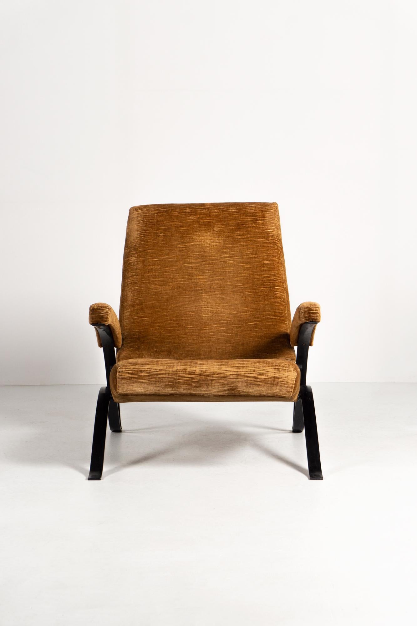 This very rare armchair by Gastone Rinaldi, model Roma, was manufactured by RIMA in 1960. The construction is lacquered steel, the upholstery is made of velvet.