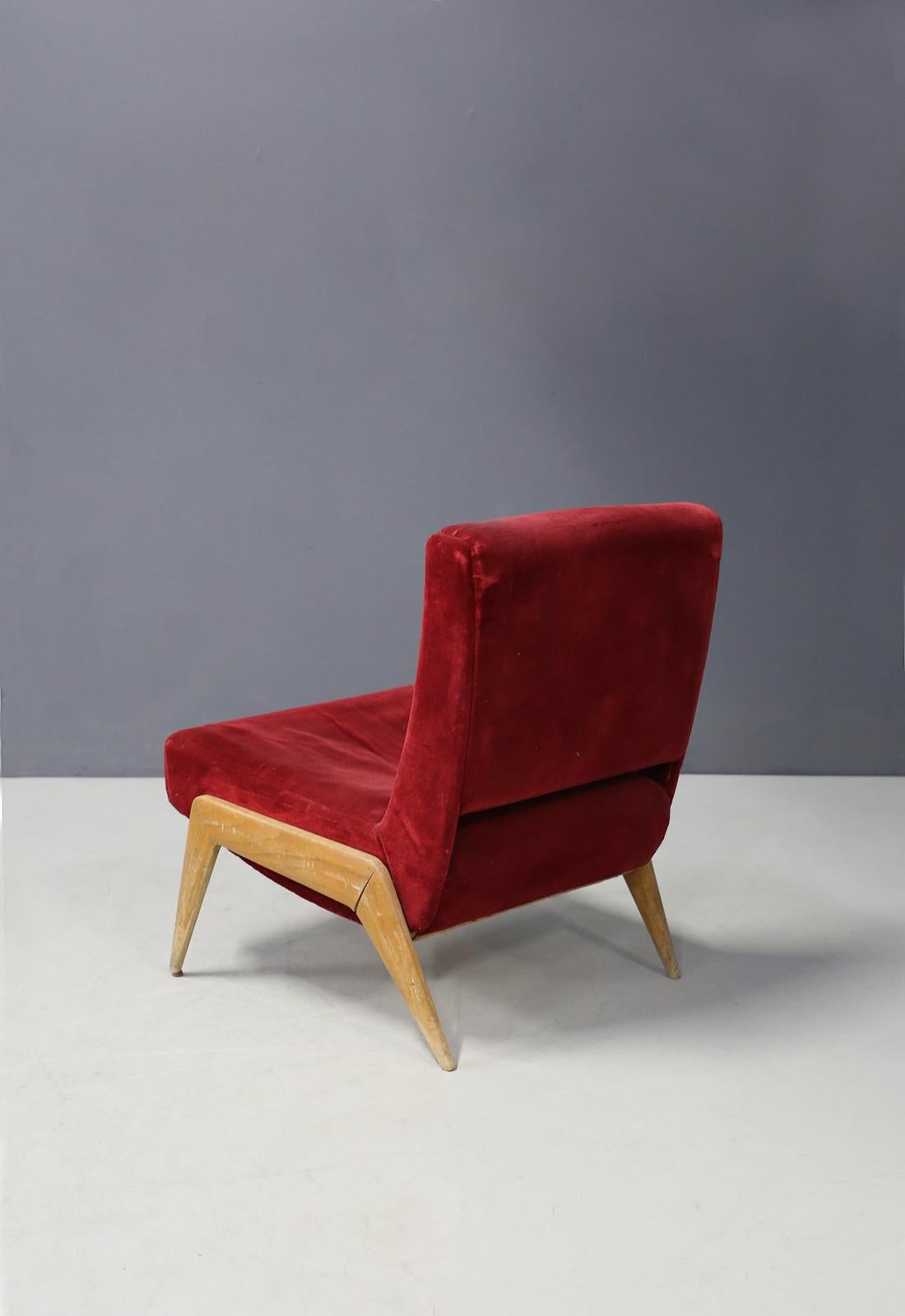 Rare armchair by Gianfranco Frattini in original conditions from the 1950s. The armchair is in ruby red velvet from the original fabric. Beautiful backrest and shoulder structure, simple but rigid design, small size is perfect for an environment