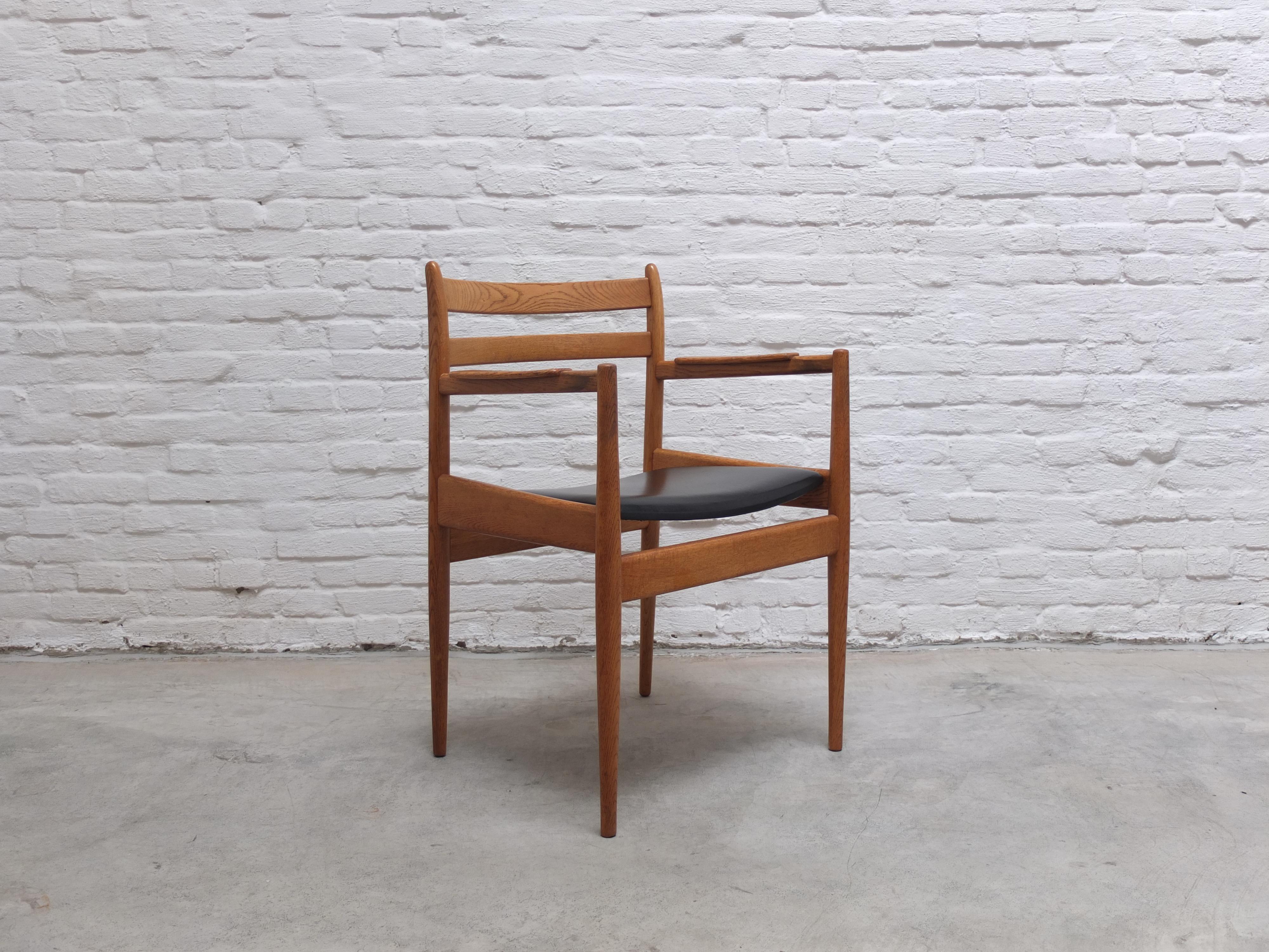 A rare armchair or desk chair in solid oak from the ‘Abtracta’ series designed by Jos De Mey for Van Den Berghe-Pauvers during the 1960s. This chair belonged to a desk which is also available for sale. Labeled by the maker and in very good original