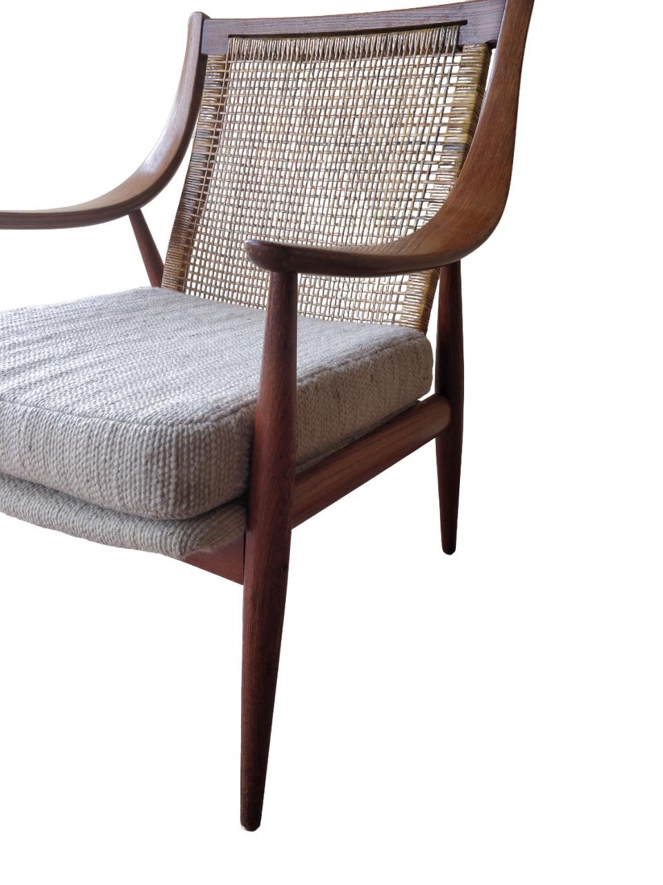 La chaise modèle 147, conçue par Peter Hvidt & Orla Molgaard Nielsen pour France et fils, est l'une des chaises les plus gracieuses de la modernité danoise. La combinaison des lignes fluides et très expressives de la structure avec le dossier en