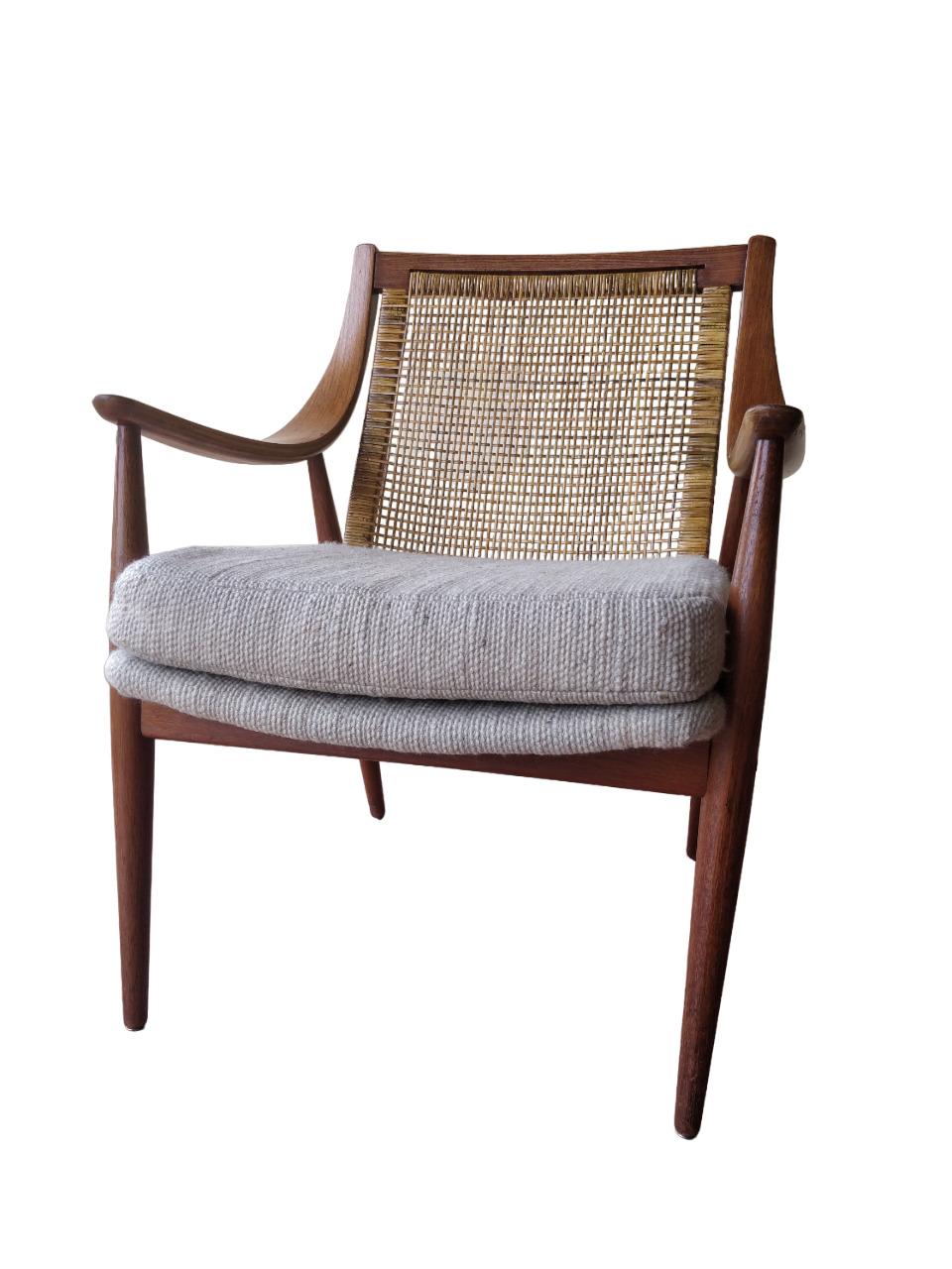 Rotin Rare fauteuil Mod. 147 Peter Hvidt & Orla Molgaard-Nielsen pour France & Søn en vente