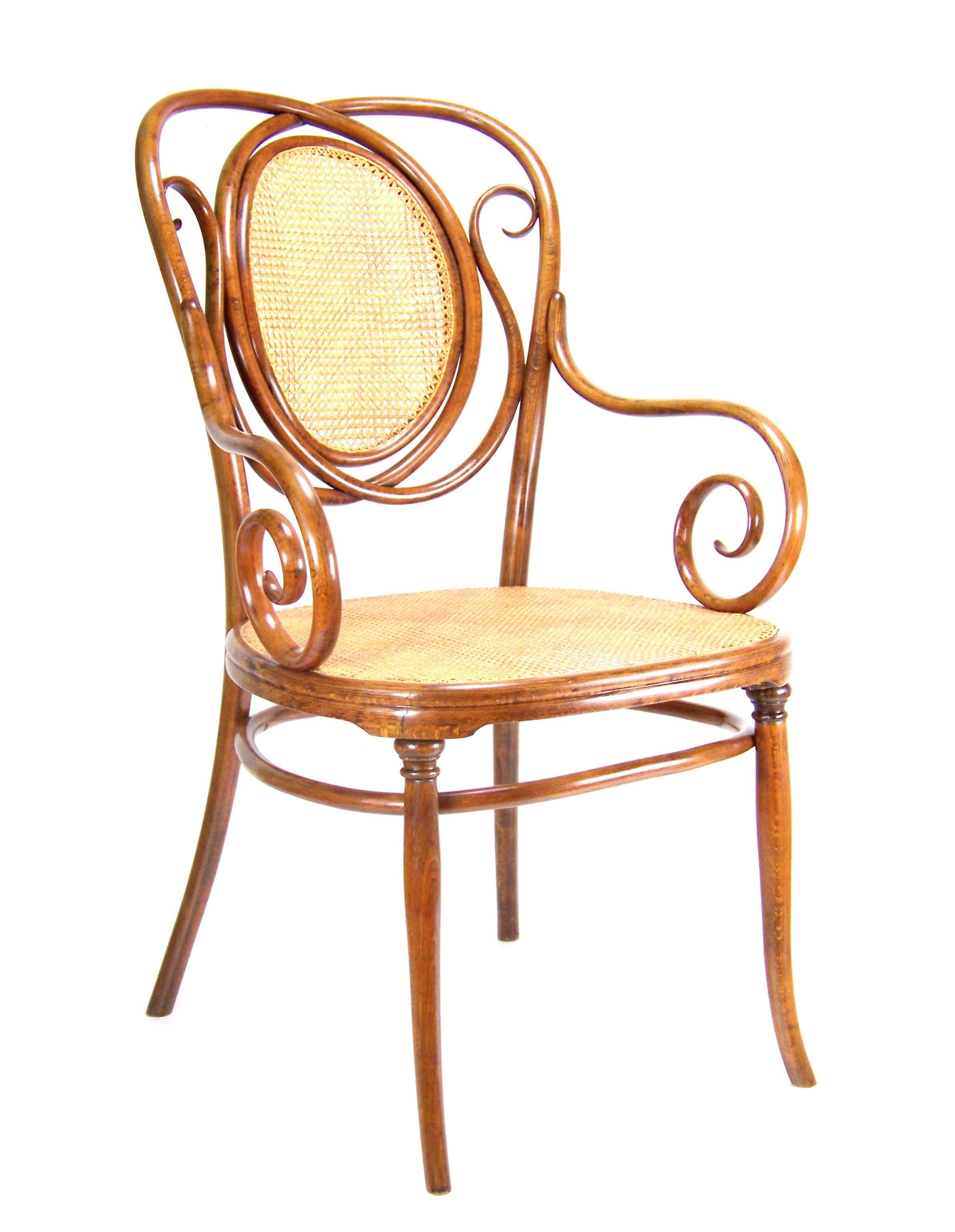 A very rare model, produced only in limited quantities. Collector's piece. Manufactured in Austria by the Gebrüder Thonet Company. In the production program was included, circa 1873. Marked with stamp, which is used circa 1887-1910. Newly restored.