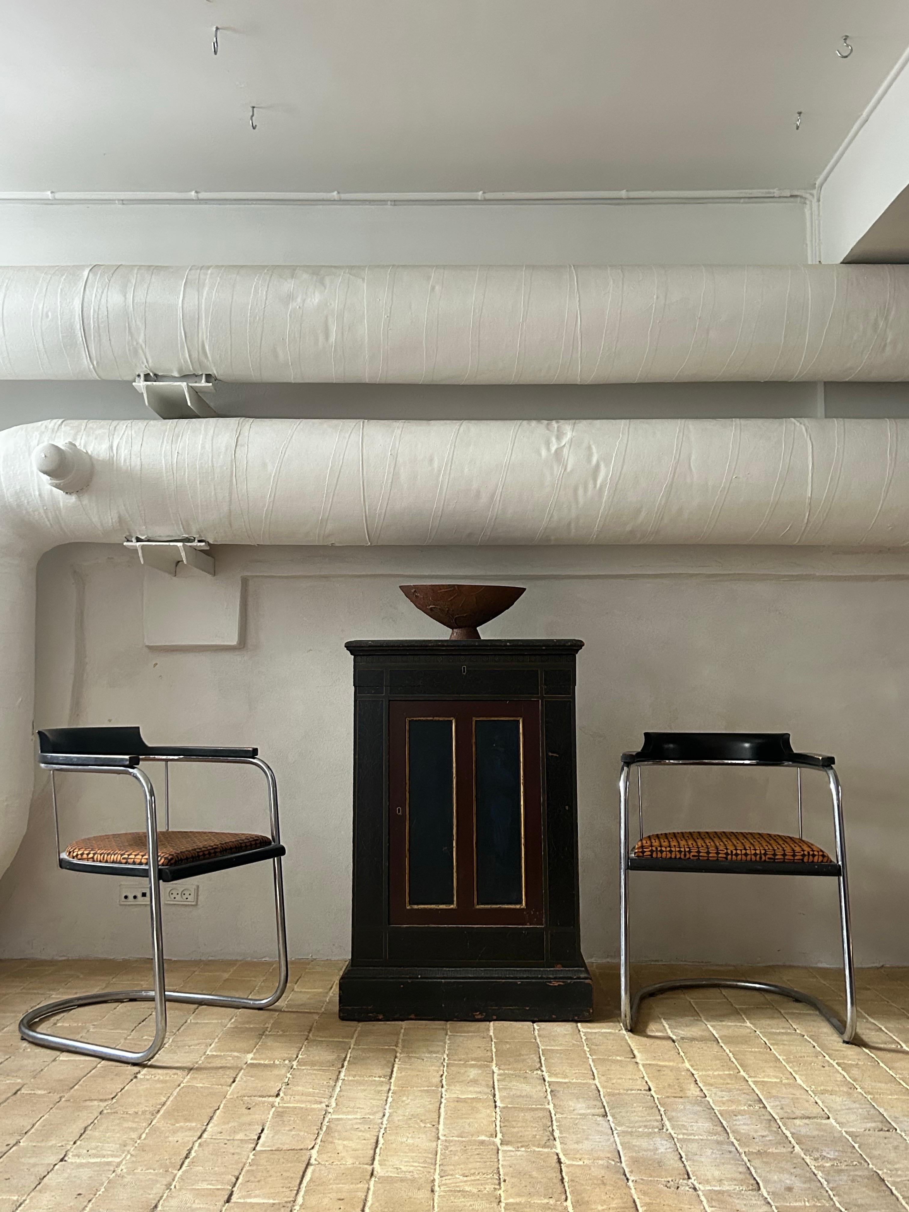 Rare et remarquable paire de fauteuils Model S.105 produits par Fritz Hansen, comprenant des structures en acier tubulaire avec des accoudoirs en bois laqué noir et des sièges rembourrés. Ces chaises illustrent l'adaptation danoise précoce du