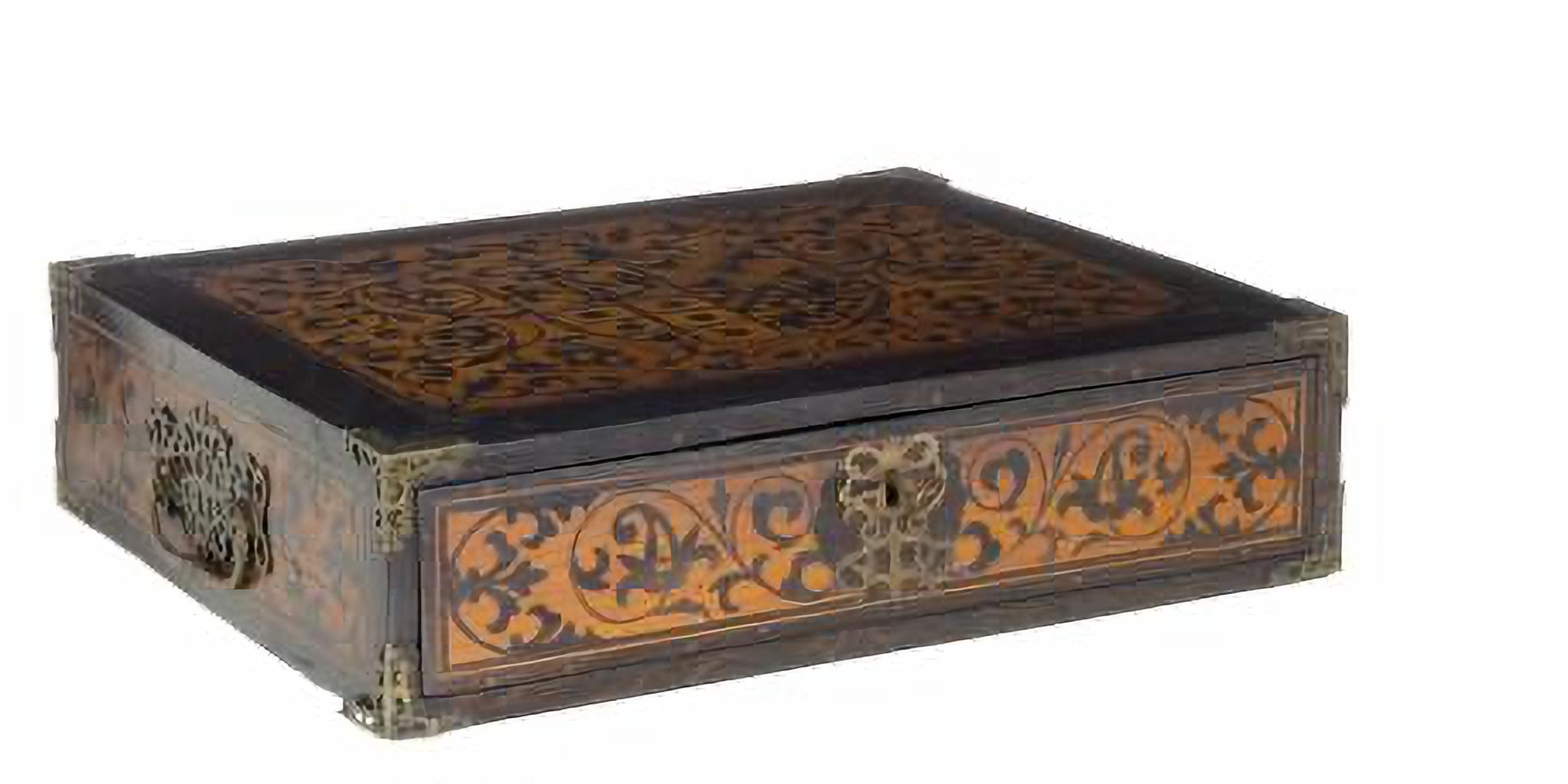 RARO CASSETTO DA UFFICIO BLINDATO

Indo-portoghese, dal XVII secolo.
in teak, ebano e sissoo.
Ornato con rosette, fiori e scudo inquartato.
Interno con divisorio.
Cornici, maniglie e rinforzi angolari in ottone dorato.
Difetti del