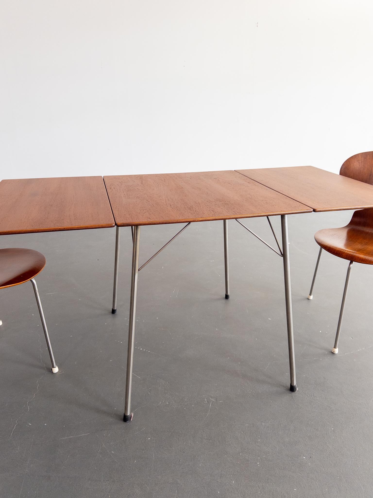 Raro tavolo da pranzo a foglia di goccia di Arne Jacobsen con due sedie 'Ant' in Te in vendita 3