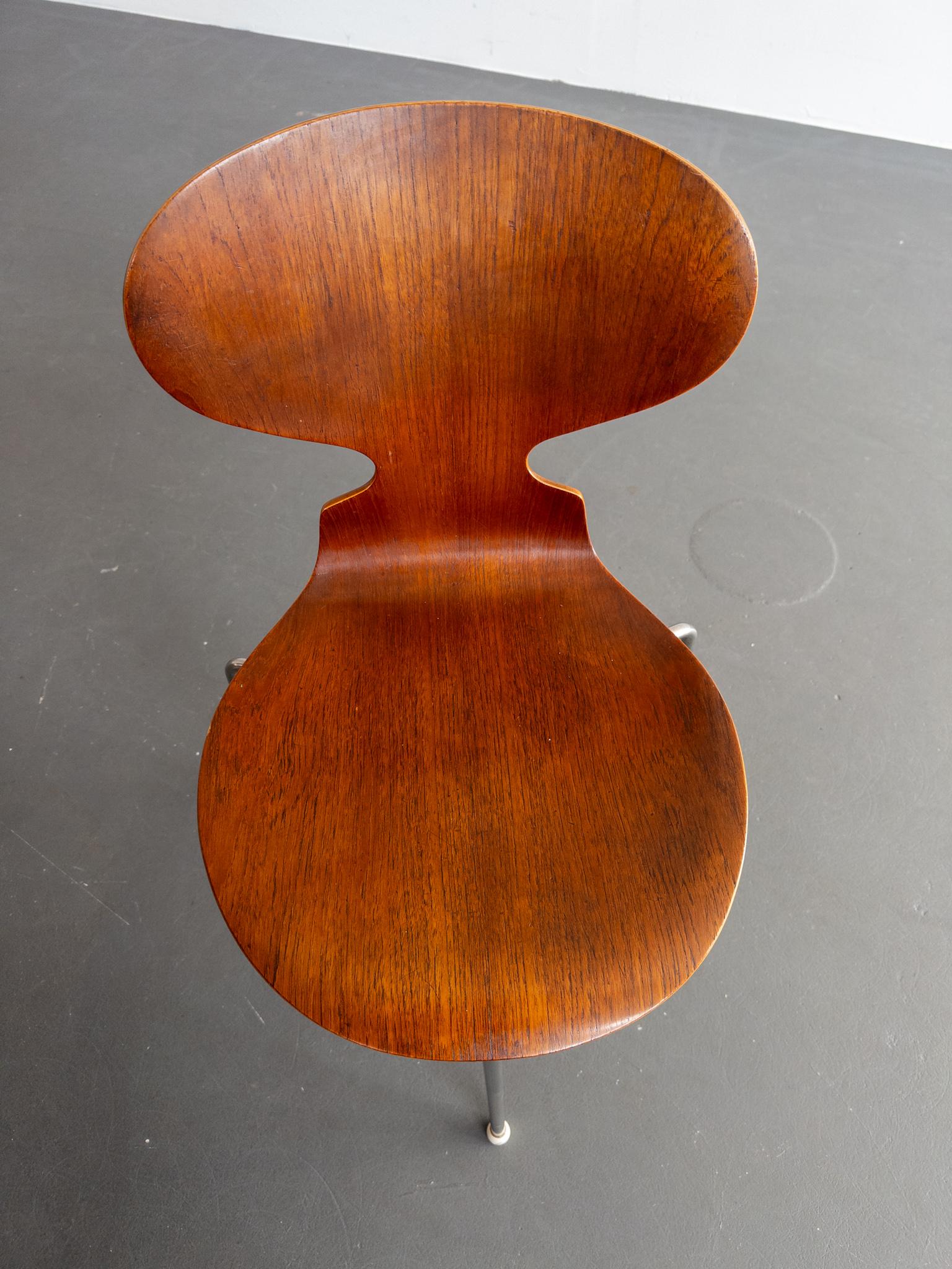 Raro tavolo da pranzo a foglia di goccia di Arne Jacobsen con due sedie 'Ant' in Te in vendita 4