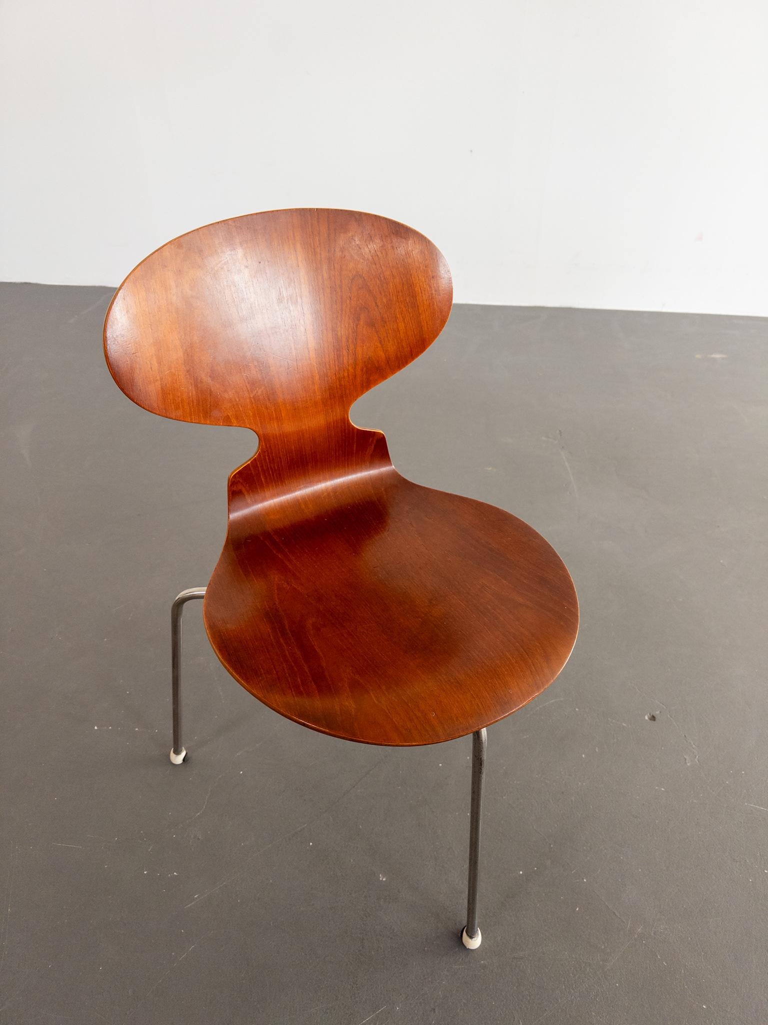 Raro tavolo da pranzo a foglia di goccia di Arne Jacobsen con due sedie 'Ant' in Te in vendita 5