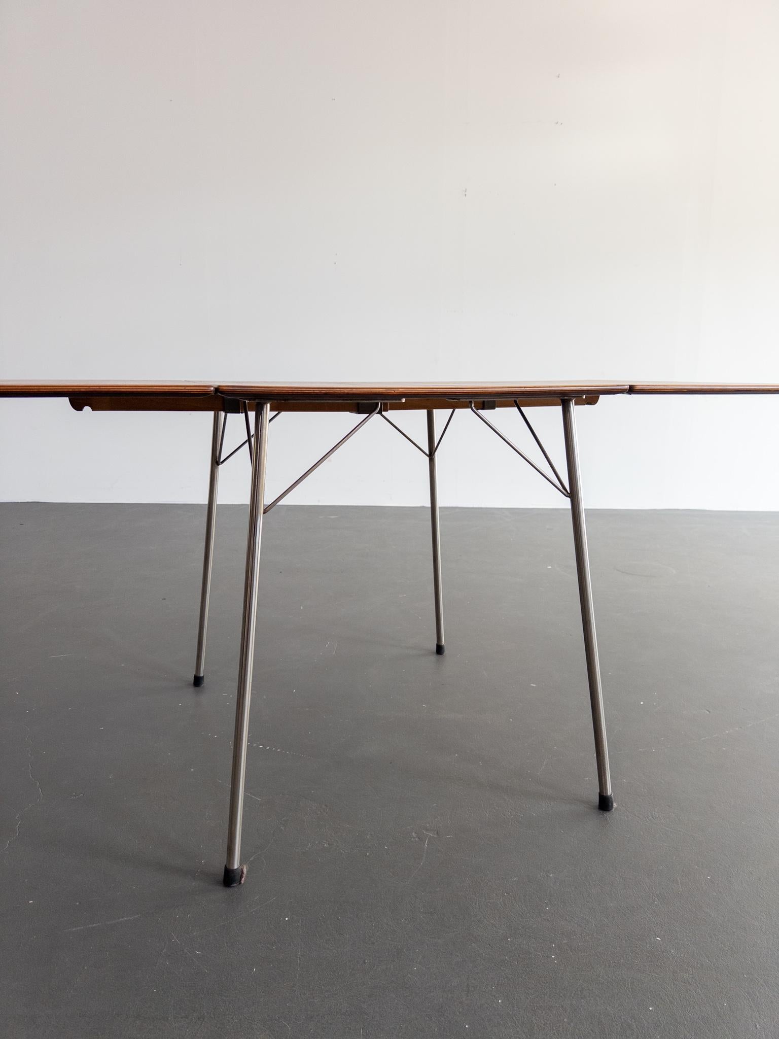 Raro tavolo da pranzo a foglia di goccia di Arne Jacobsen con due sedie 'Ant' in Te in vendita 10