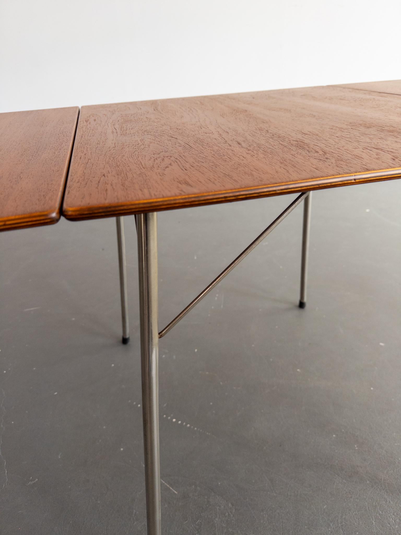 Raro tavolo da pranzo a foglia di goccia di Arne Jacobsen con due sedie 'Ant' in Te in vendita 11