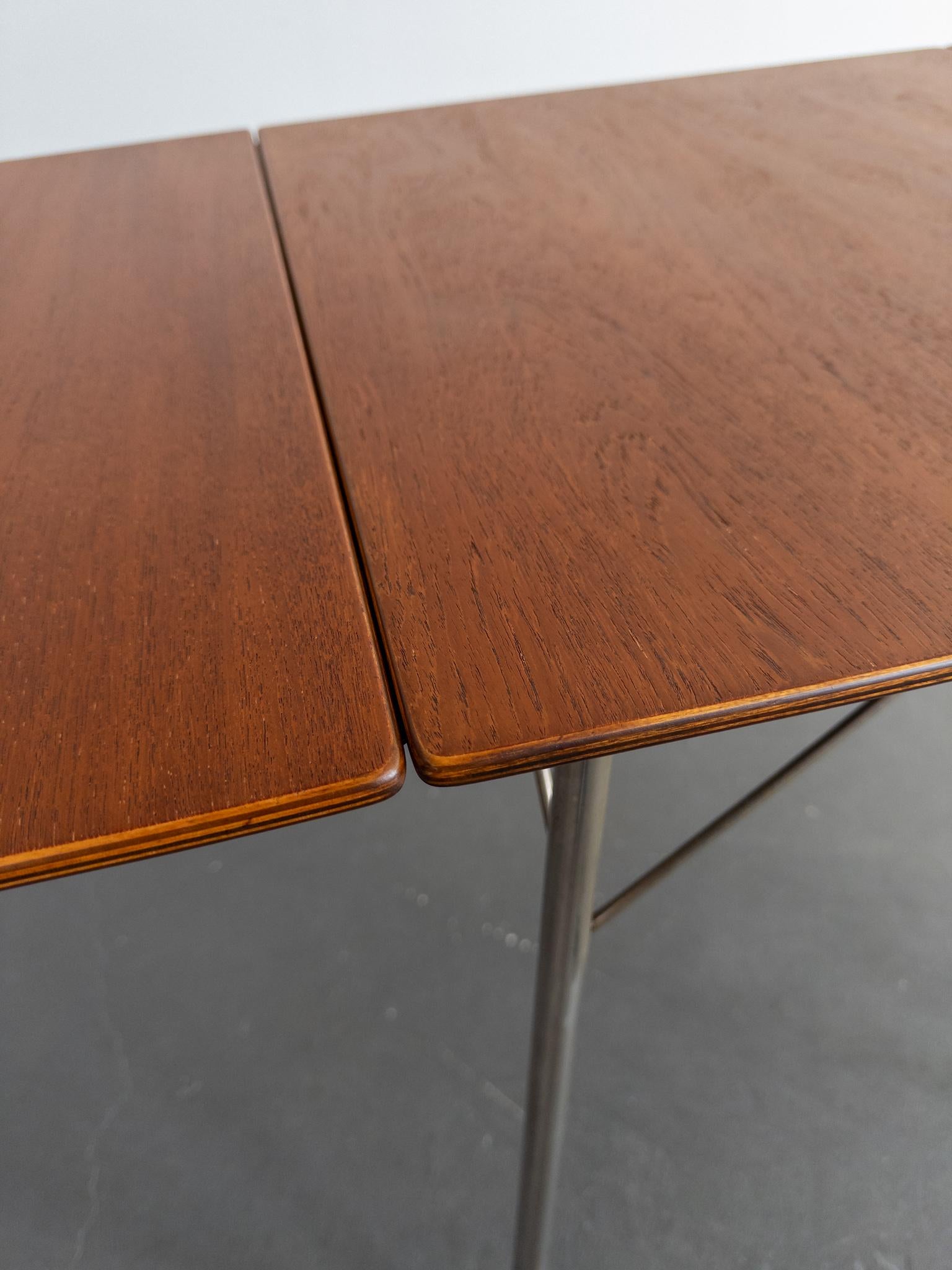 Raro tavolo da pranzo a foglia di goccia di Arne Jacobsen con due sedie 'Ant' in Te in vendita 12