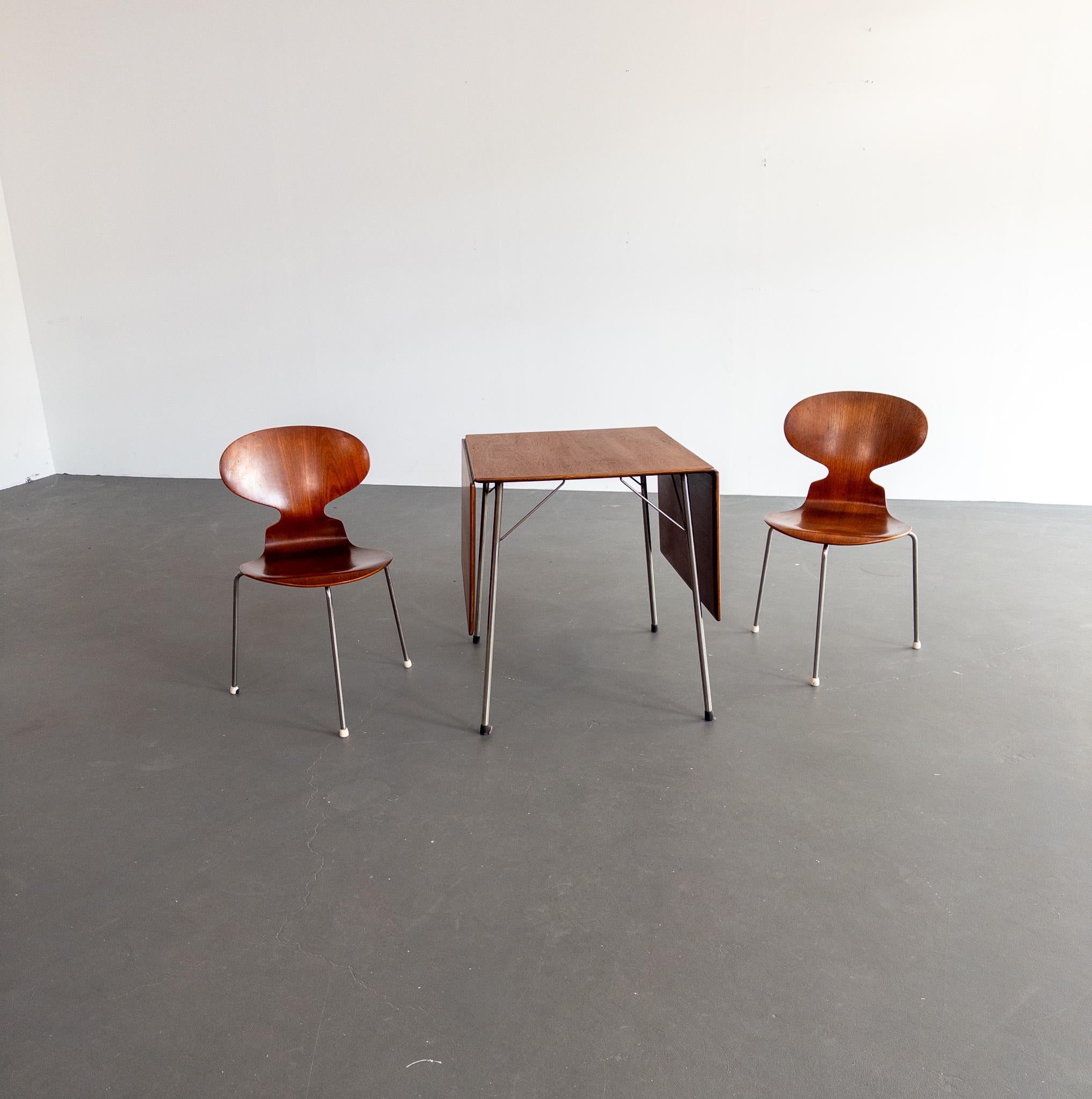 Un tavolo da pranzo con ante a goccia, modello 3601, splendidamente restaurato e raro, disegnato da Arne Jacobsen per Fritz Hansen negli anni Cinquanta. Questo elegante pezzo di modernariato danese presenta un piano in teak con due ante a goccia