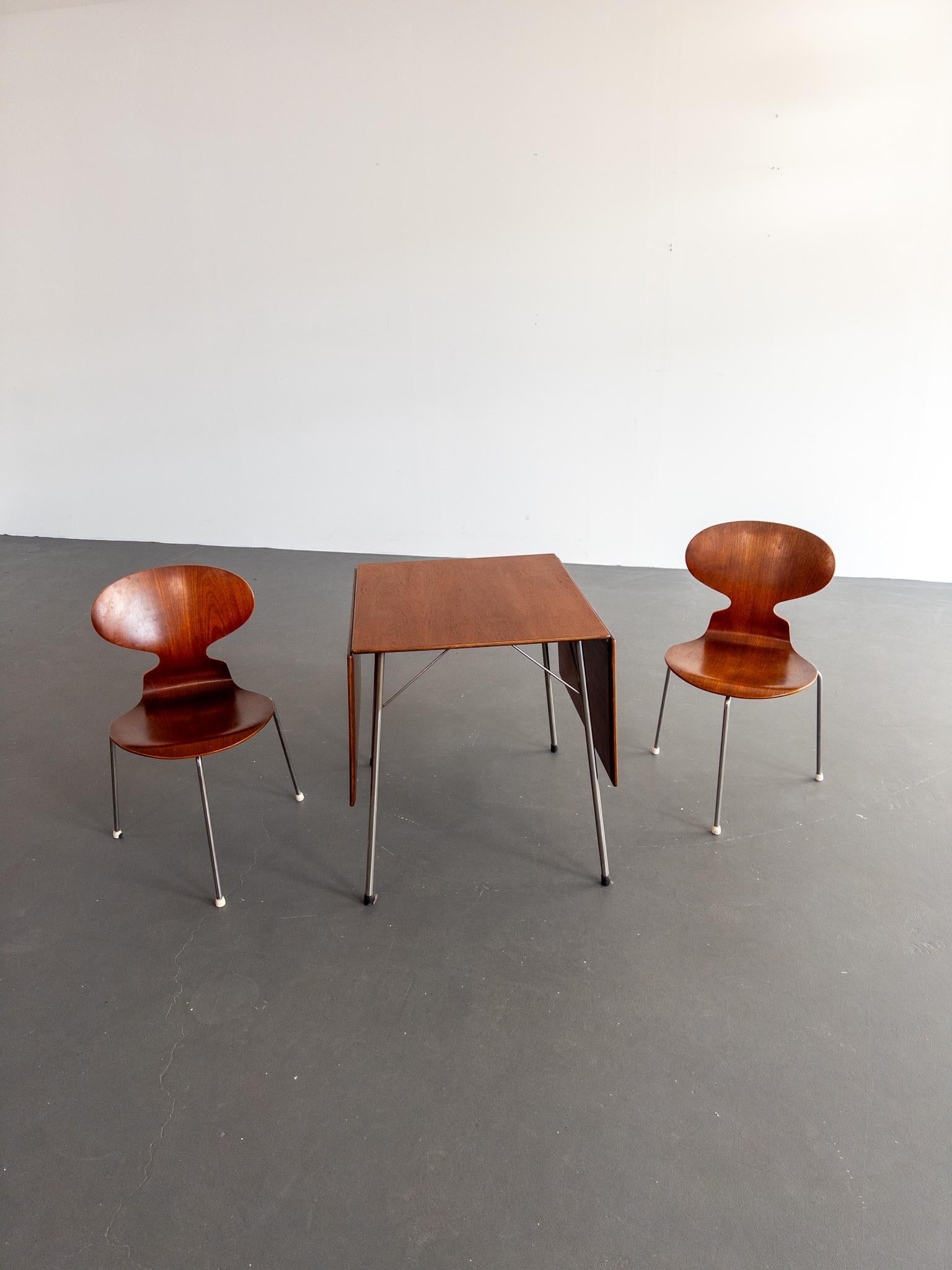 Scandinavo moderno Raro tavolo da pranzo a foglia di goccia di Arne Jacobsen con due sedie 'Ant' in Te in vendita