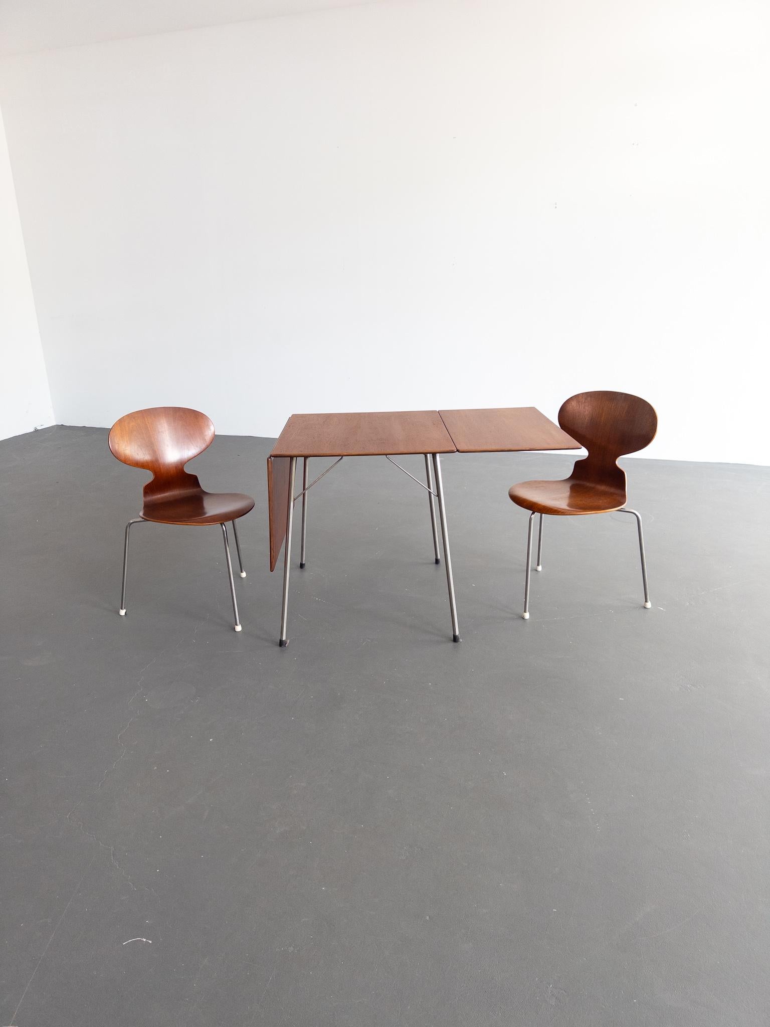 Danese Raro tavolo da pranzo a foglia di goccia di Arne Jacobsen con due sedie 'Ant' in Te in vendita