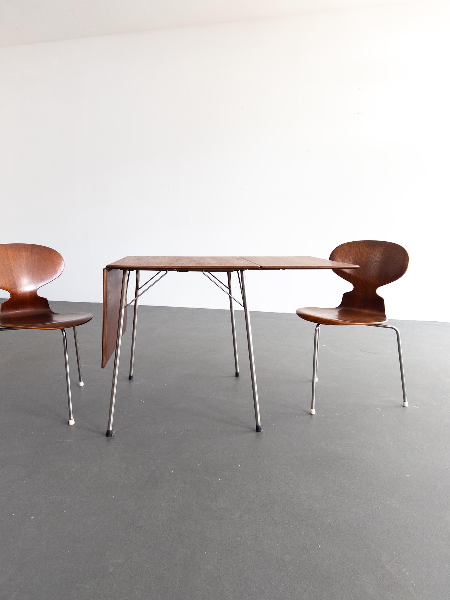 Raro tavolo da pranzo a foglia di goccia di Arne Jacobsen con due sedie 'Ant' in Te In condizioni buone in vendita a Staffanstorp, SE