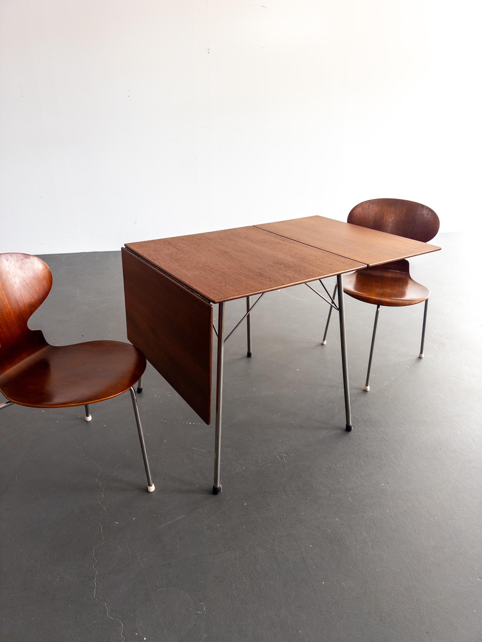 Metà XX secolo Raro tavolo da pranzo a foglia di goccia di Arne Jacobsen con due sedie 'Ant' in Te in vendita