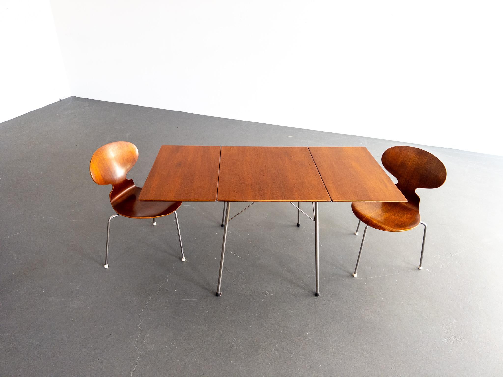 Raro tavolo da pranzo a foglia di goccia di Arne Jacobsen con due sedie 'Ant' in Te in vendita 1