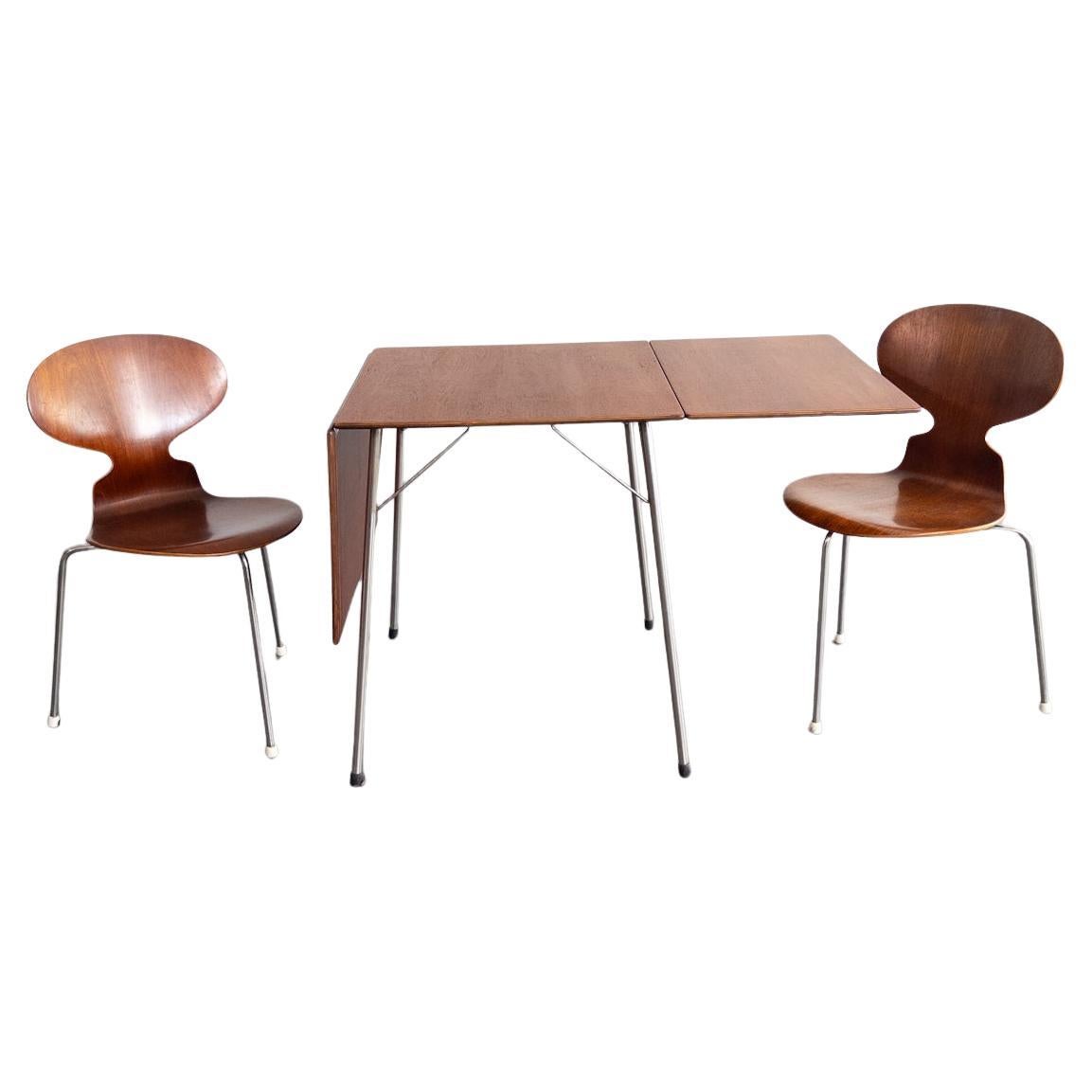 Seltener Arne Jacobsen Drop-Leaf Esstisch mit zwei 'Ameisen' Stühlen in Te