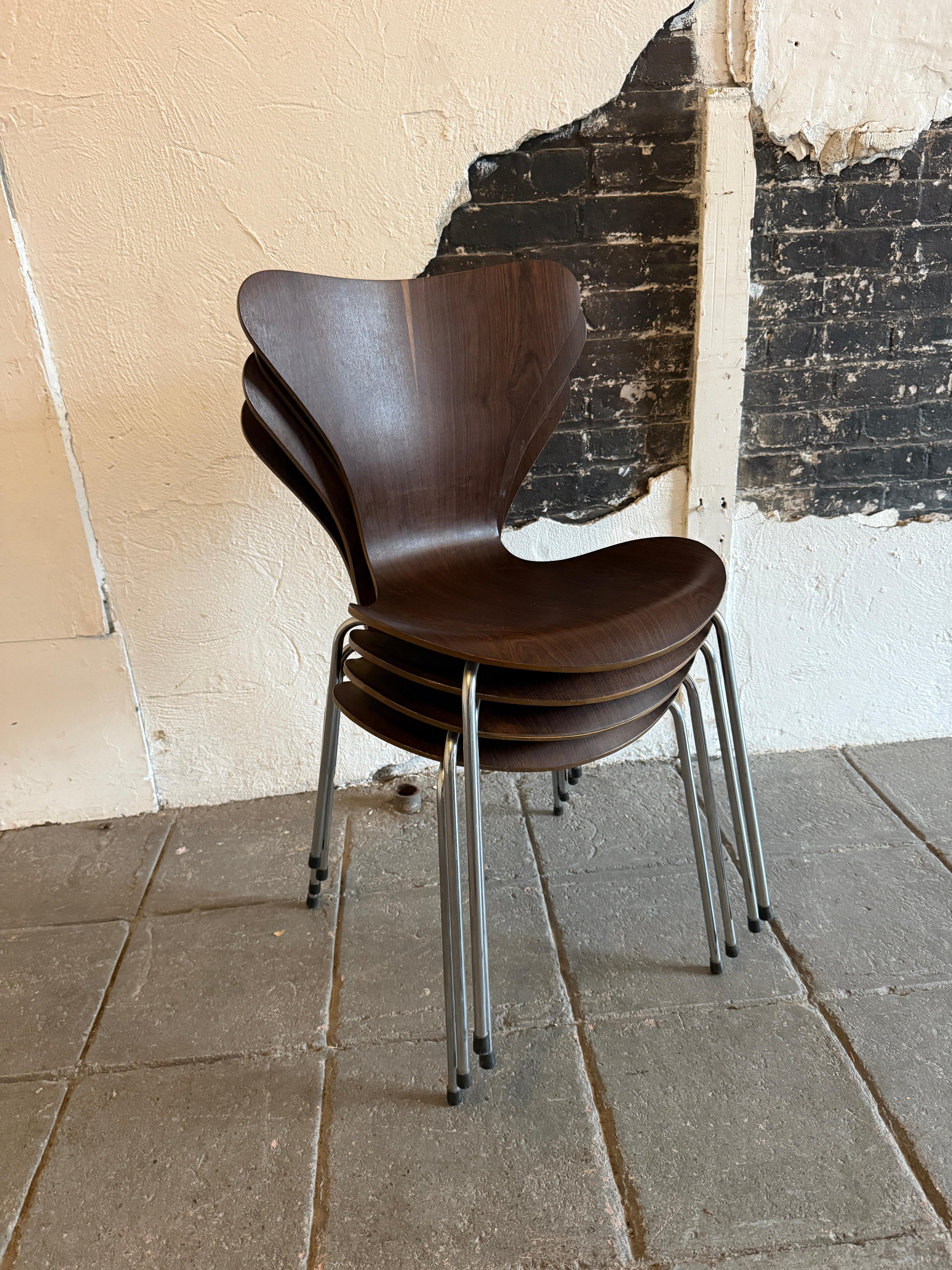 Rara e bellissima sedia Arne Jacobsen Early Series 7 in palissandro, modello No. 3107 per Fritz Hansen, prodotta nel 1970.  Realizzato in compensato di palissandro modellato con una base in acciaio con impiallacciatura a grana di palissandro e