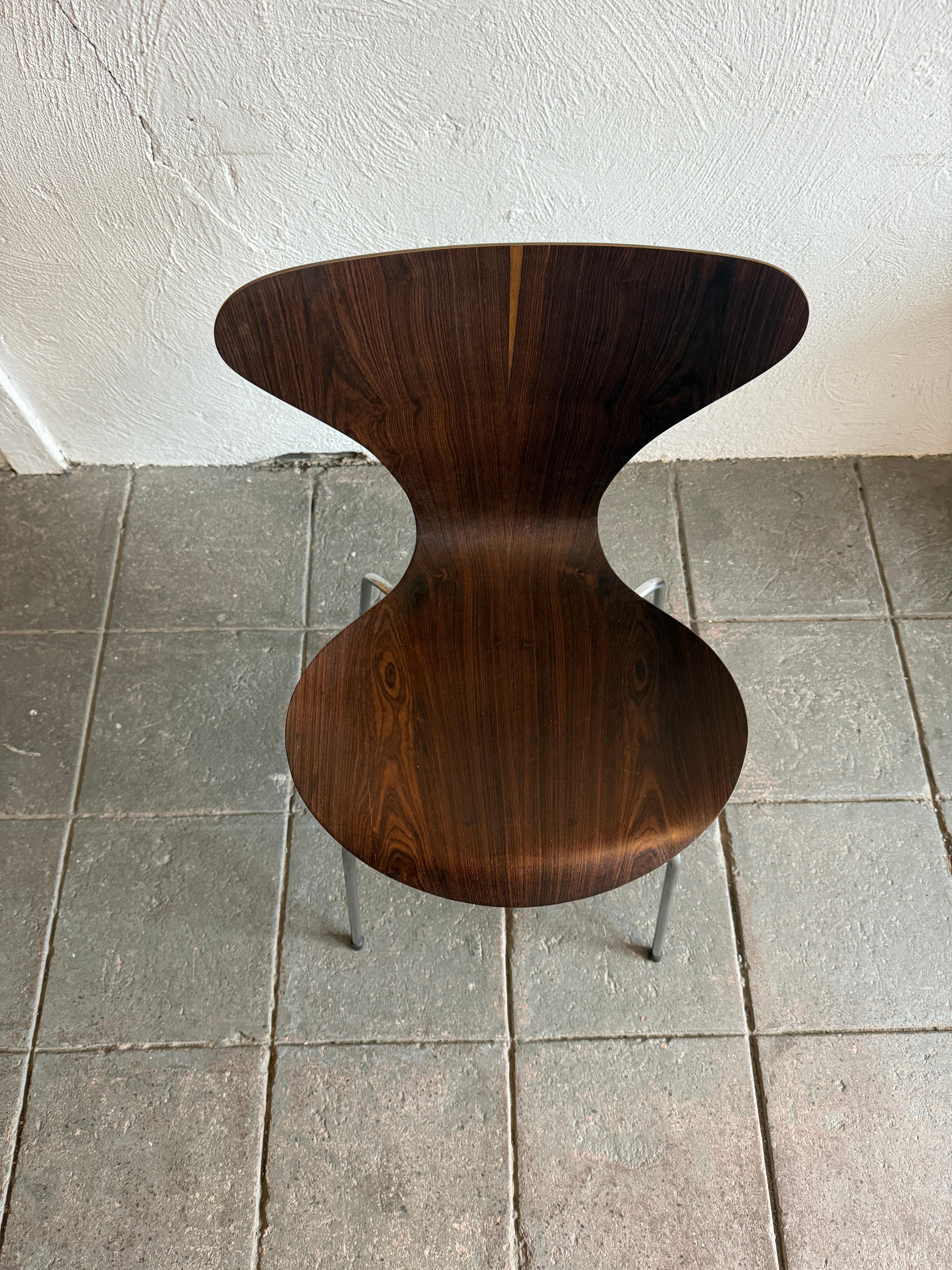 Scandinavo moderno Rara sedia da pranzo in palissandro Arne Jacobsen Serie 7 modello No. 3107 in vendita