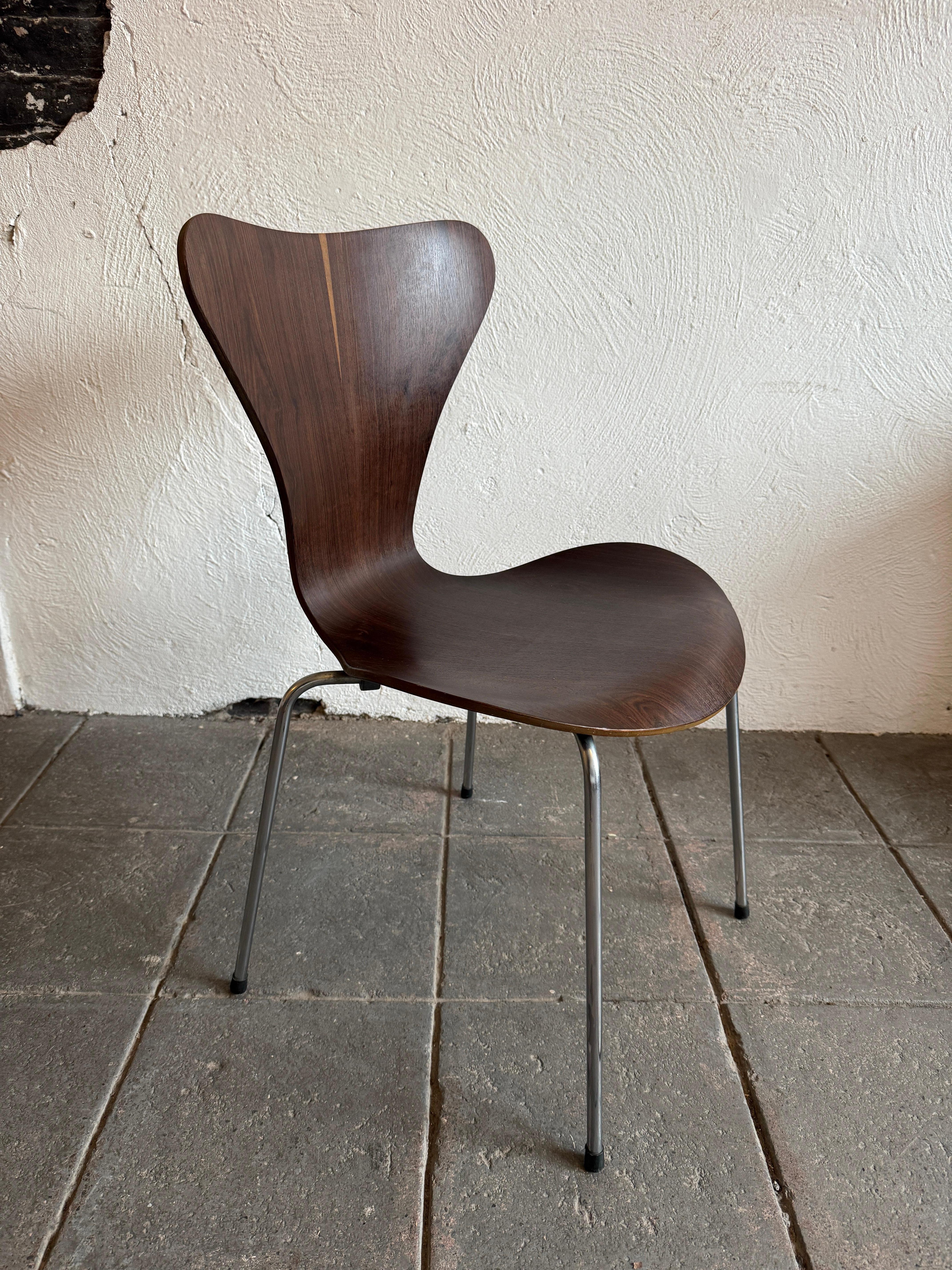 Danese Rara sedia da pranzo in palissandro Arne Jacobsen Serie 7 modello No. 3107 in vendita