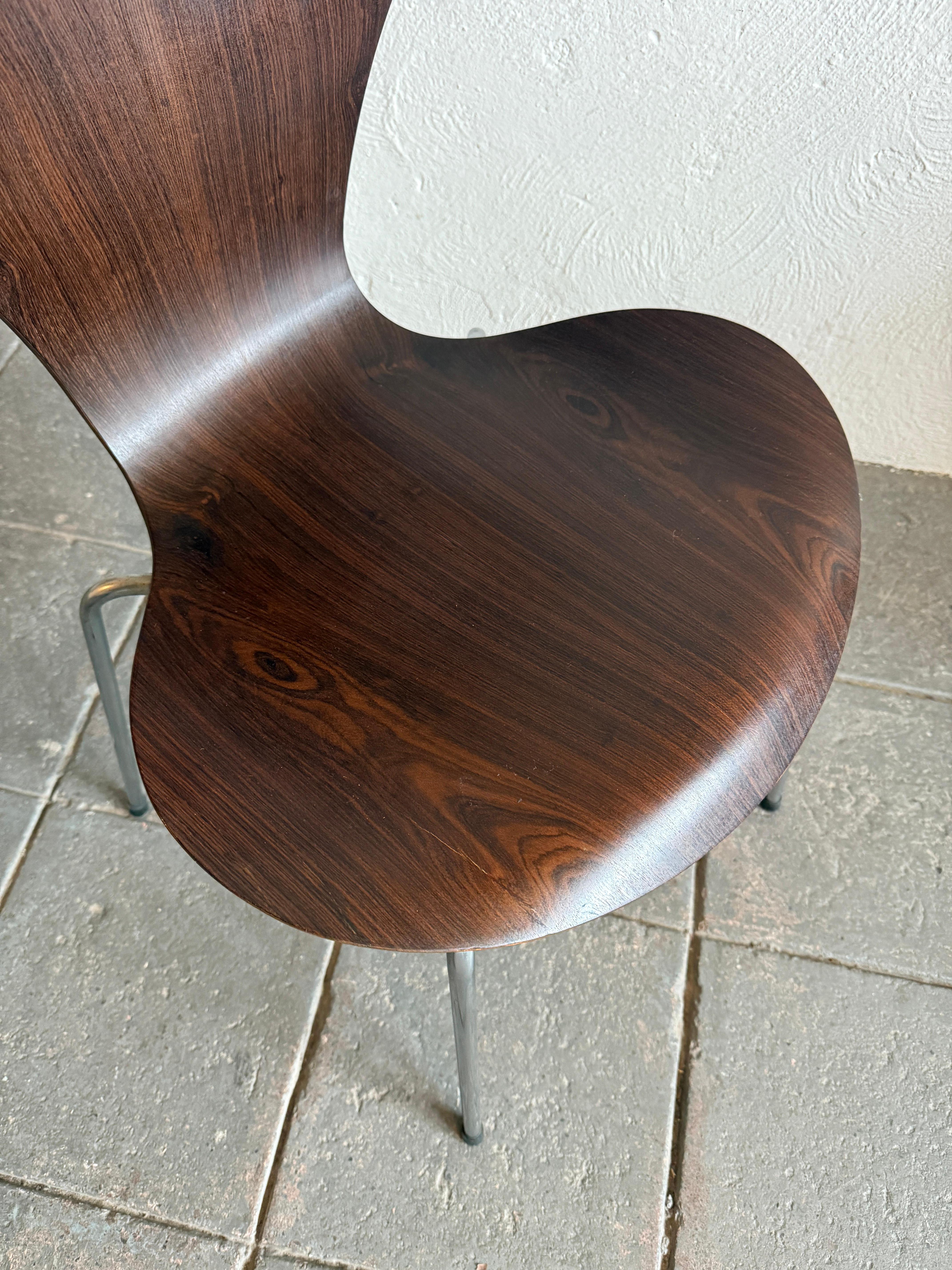 Falegnameria Rara sedia da pranzo in palissandro Arne Jacobsen Serie 7 modello No. 3107 in vendita