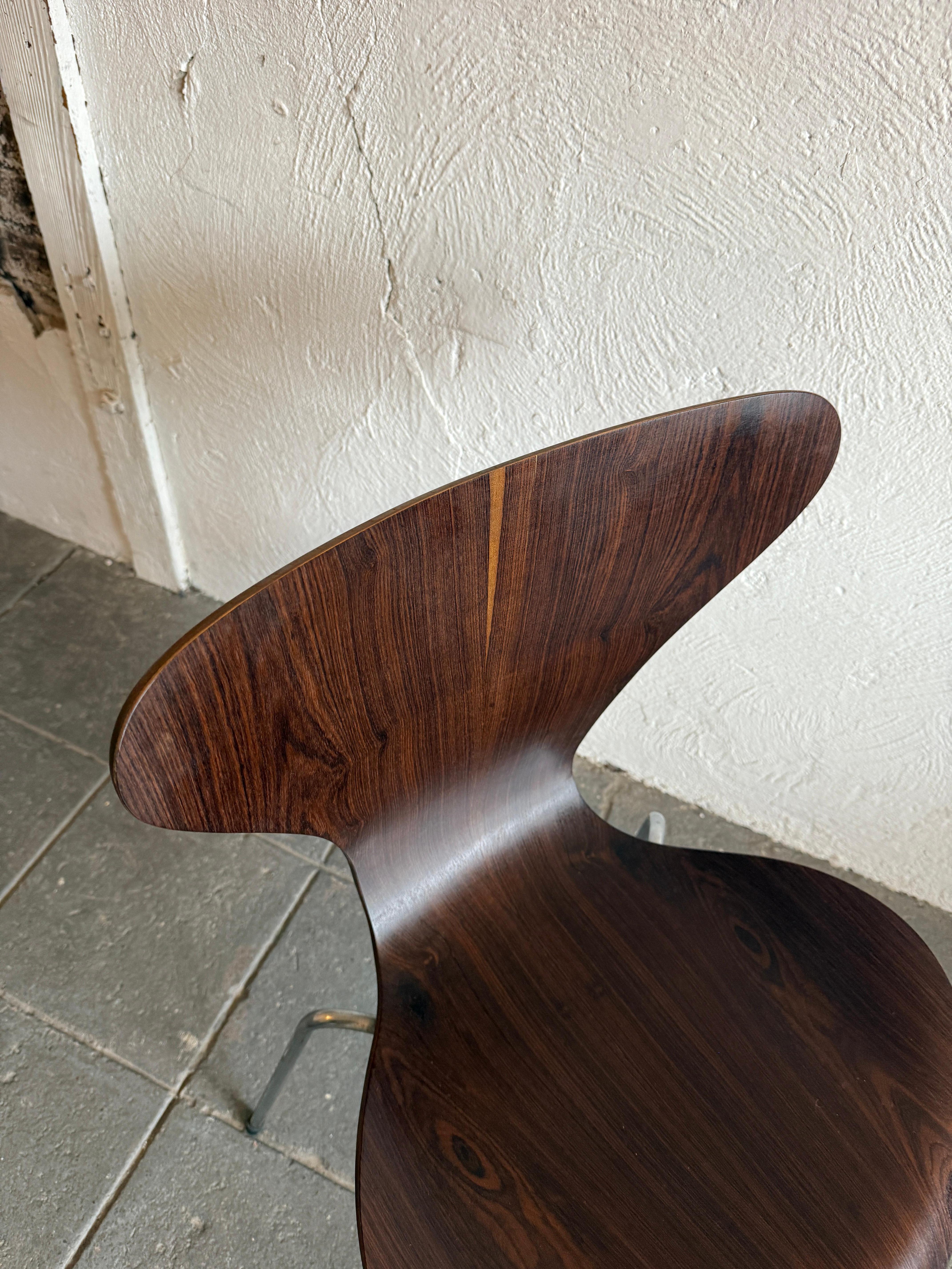 Rara sedia da pranzo in palissandro Arne Jacobsen Serie 7 modello No. 3107 In condizioni buone in vendita a Brooklyn, NY