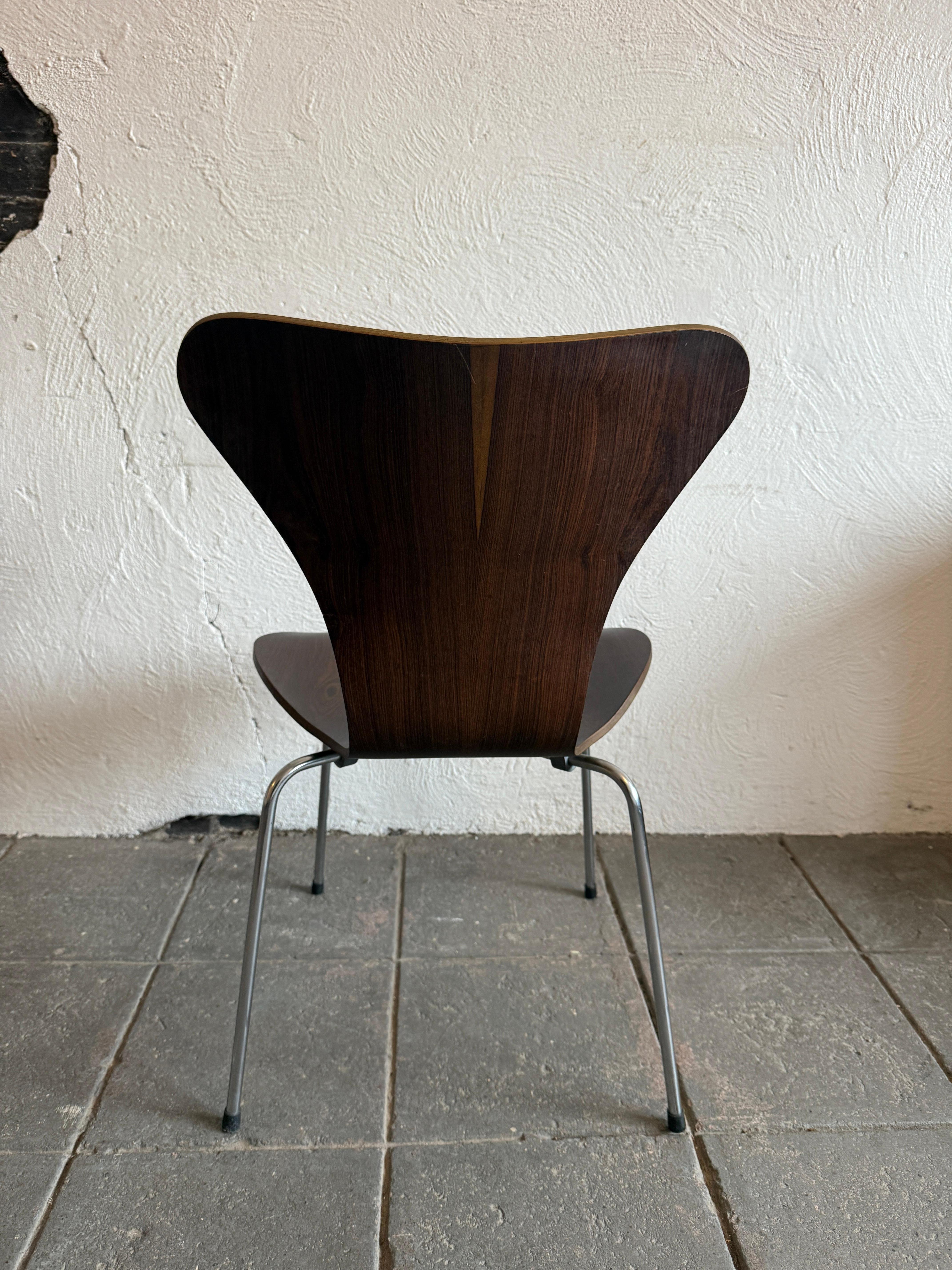 Metà XX secolo Rara sedia da pranzo in palissandro Arne Jacobsen Serie 7 modello No. 3107 in vendita