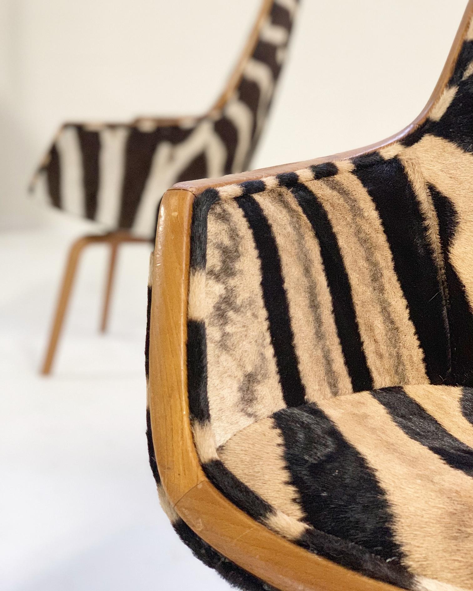 Rare Arne Jacobsen for Fritz Hansen Giraffe Chairs Restored in Zebra Hide, Pair In Excellent Condition In SAINT LOUIS, MO