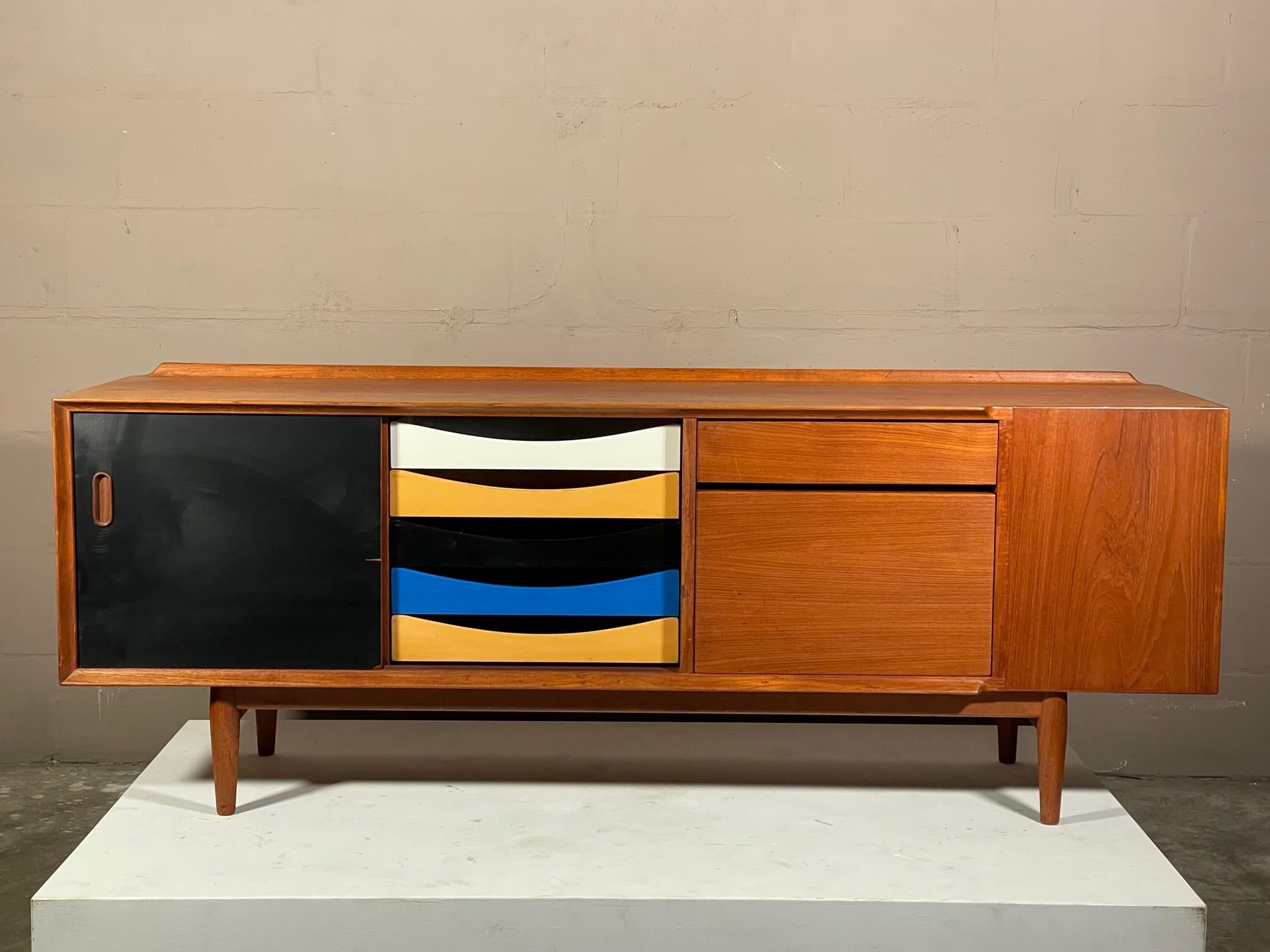 A rare and unusual Danish teak credenza designed by Arne Vodder and manufactured by Sibast, ca' 1960. Featuring reversable sliding door, finished back, sculpted and raised back edge and on the side door for one compartment.